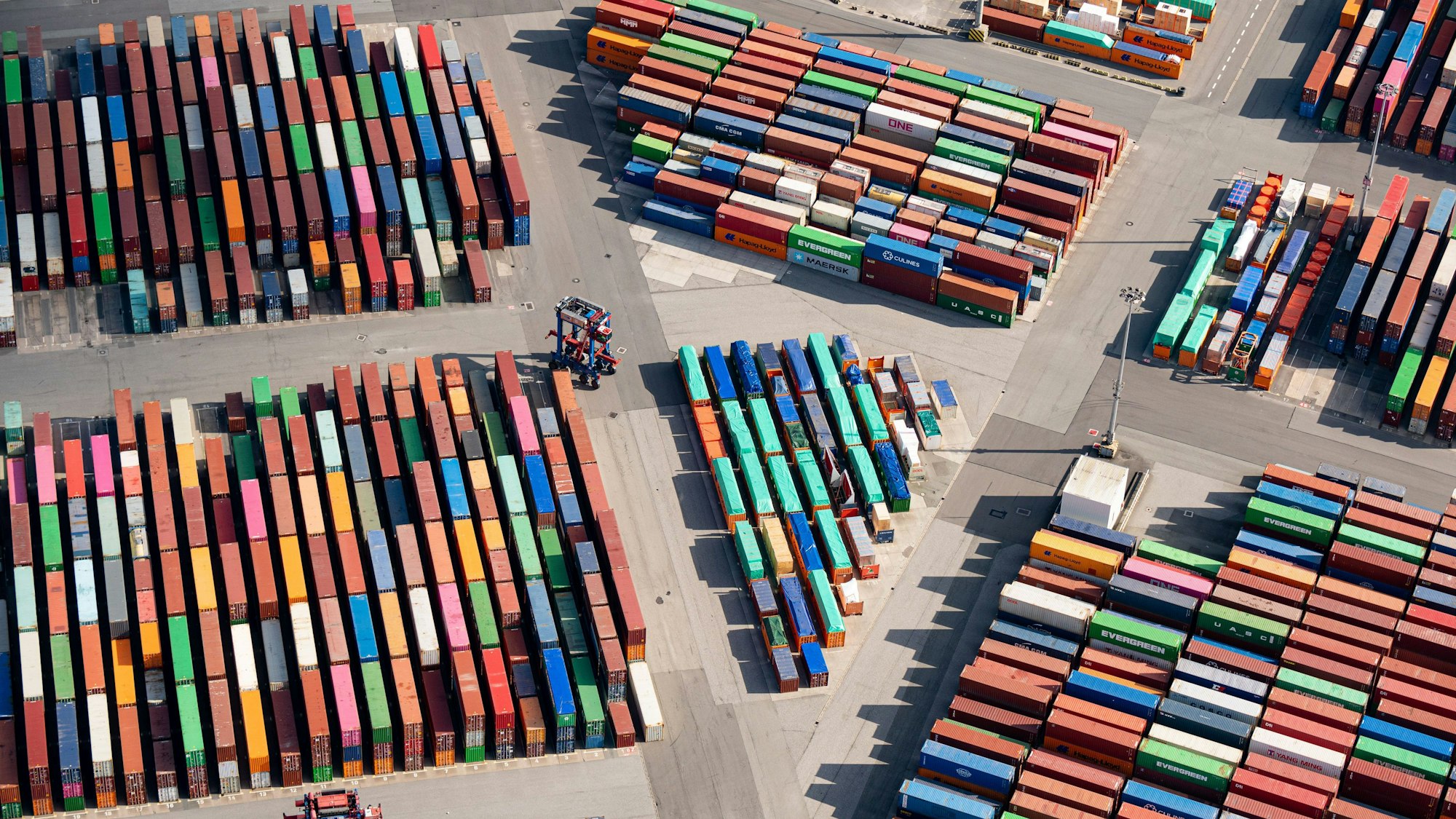 ARCHIV - 05.03.2022, Hamburg: Das Luftbild zeigt zahlreiche Container auf dem Gelände eines Containerterminals im Hamburger Hafen. Die Folgen des Ukraine-Krieges haben das Wirtschaftswachstum in Deutschland nach einem unerwartet kräftigen Jahresstart im zweiten Quartal abgewürgt. (zu dpa "Wirtschaftswachstum adé - Ukraine-Krieg bremst Konjunktur aus") Foto: Daniel Reinhardt/dpa +++ dpa-Bildfunk +++