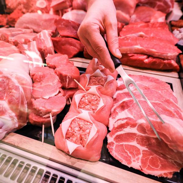 ARCHIV - 15.11.2019, Sachsen, Leipzig: Verschiedene Sorten Schweinefleisch und Rindfleisch liegen in einer Fleischtheke in einem Supermarkt. (zu dpa "Kritik aus den Ländern an Plänen für staatliches Tierhaltungs-Logo") Foto: Jan Woitas/dpa-Zentralbild/dpa +++ dpa-Bildfunk +++