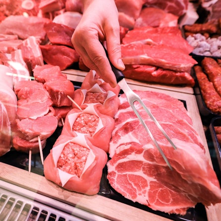 ARCHIV - 15.11.2019, Sachsen, Leipzig: Verschiedene Sorten Schweinefleisch und Rindfleisch liegen in einer Fleischtheke in einem Supermarkt.    (zu dpa "Kritik aus den Ländern an Plänen für staatliches Tierhaltungs-Logo") Foto: Jan Woitas/dpa-Zentralbild/dpa +++ dpa-Bildfunk +++