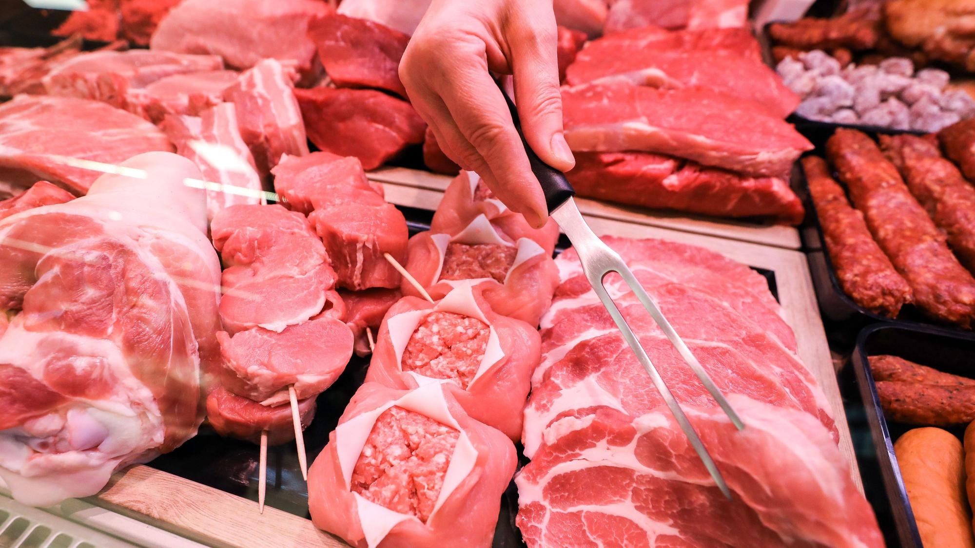 ARCHIV - 15.11.2019, Sachsen, Leipzig: Verschiedene Sorten Schweinefleisch und Rindfleisch liegen in einer Fleischtheke in einem Supermarkt. (zu dpa "Kritik aus den Ländern an Plänen für staatliches Tierhaltungs-Logo") Foto: Jan Woitas/dpa-Zentralbild/dpa +++ dpa-Bildfunk +++