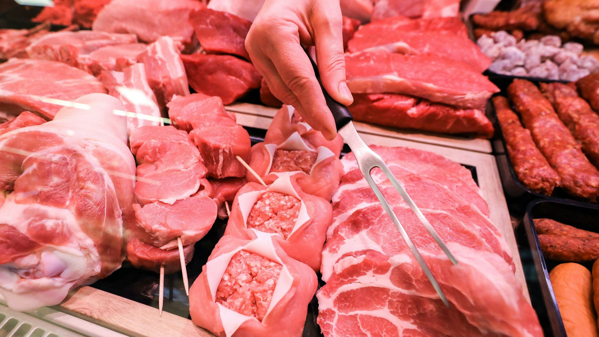 ARCHIV - 15.11.2019, Sachsen, Leipzig: Verschiedene Sorten Schweinefleisch und Rindfleisch liegen in einer Fleischtheke in einem Supermarkt.    (zu dpa "Kritik aus den Ländern an Plänen für staatliches Tierhaltungs-Logo") Foto: Jan Woitas/dpa-Zentralbild/dpa +++ dpa-Bildfunk +++