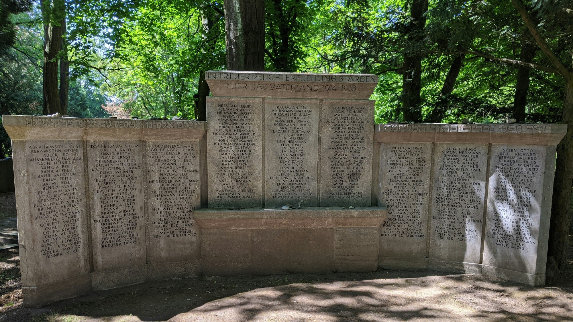 Das Denkmal 2020, die nachgezogenen Namen sind lesbar.