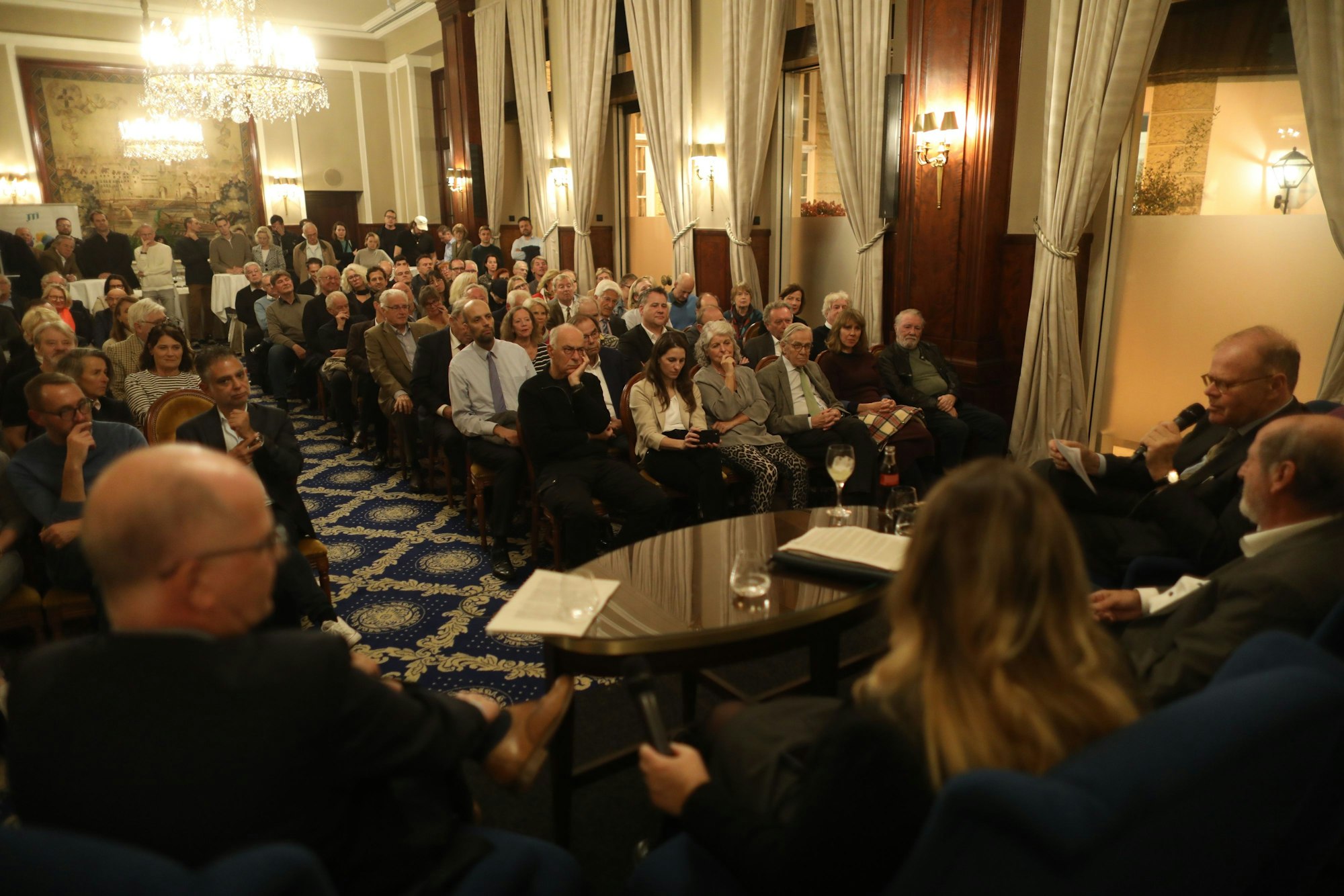 Publikum bei Diskussion des Presseclubs im Excelsior Hotel.