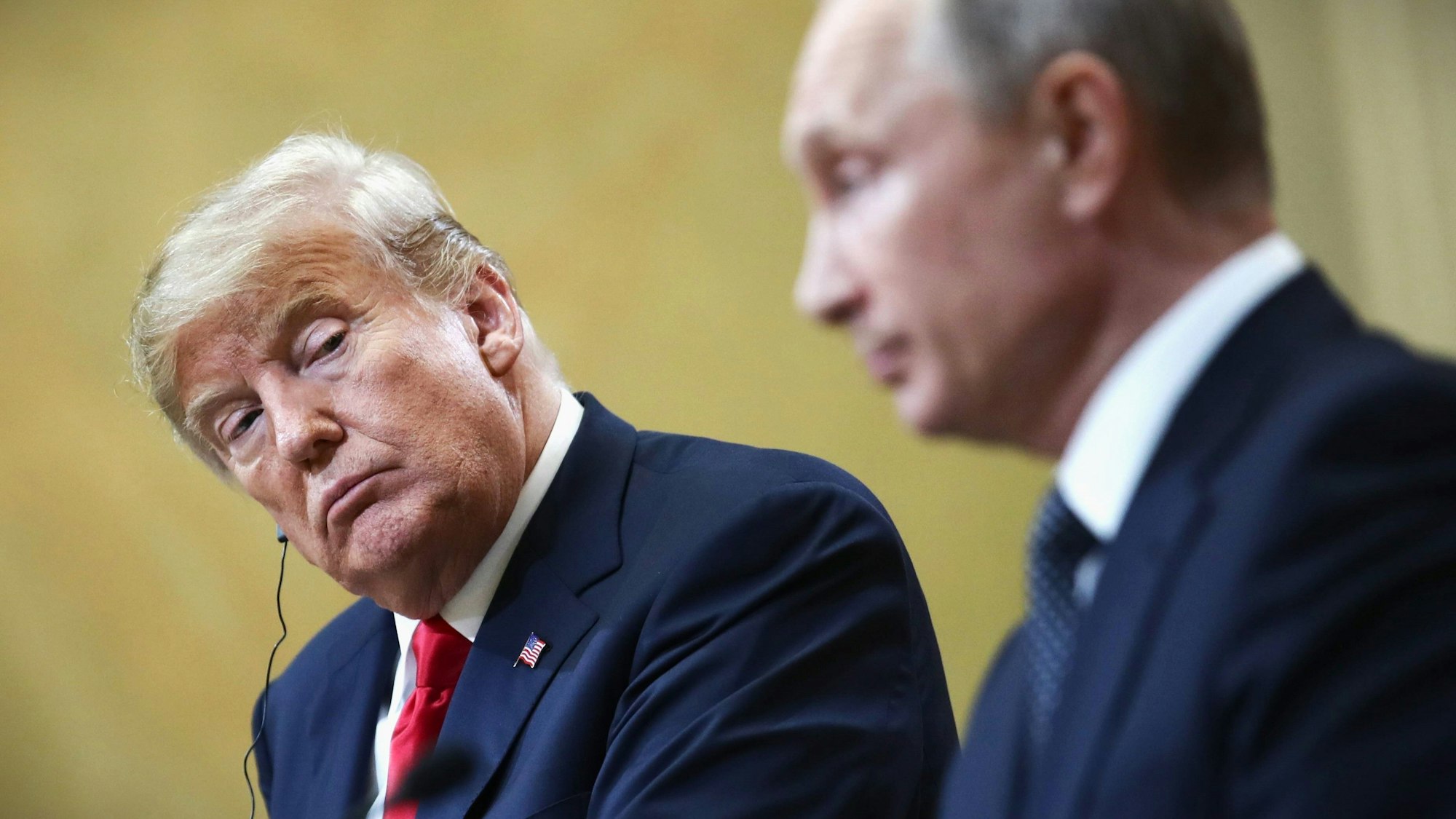 US-Präsident Donald Trump schaut bei einer gemeinsamen Pressekonferenz im Juli 2018 zu Kremlchef Wladimir Putin. (Archivbild)