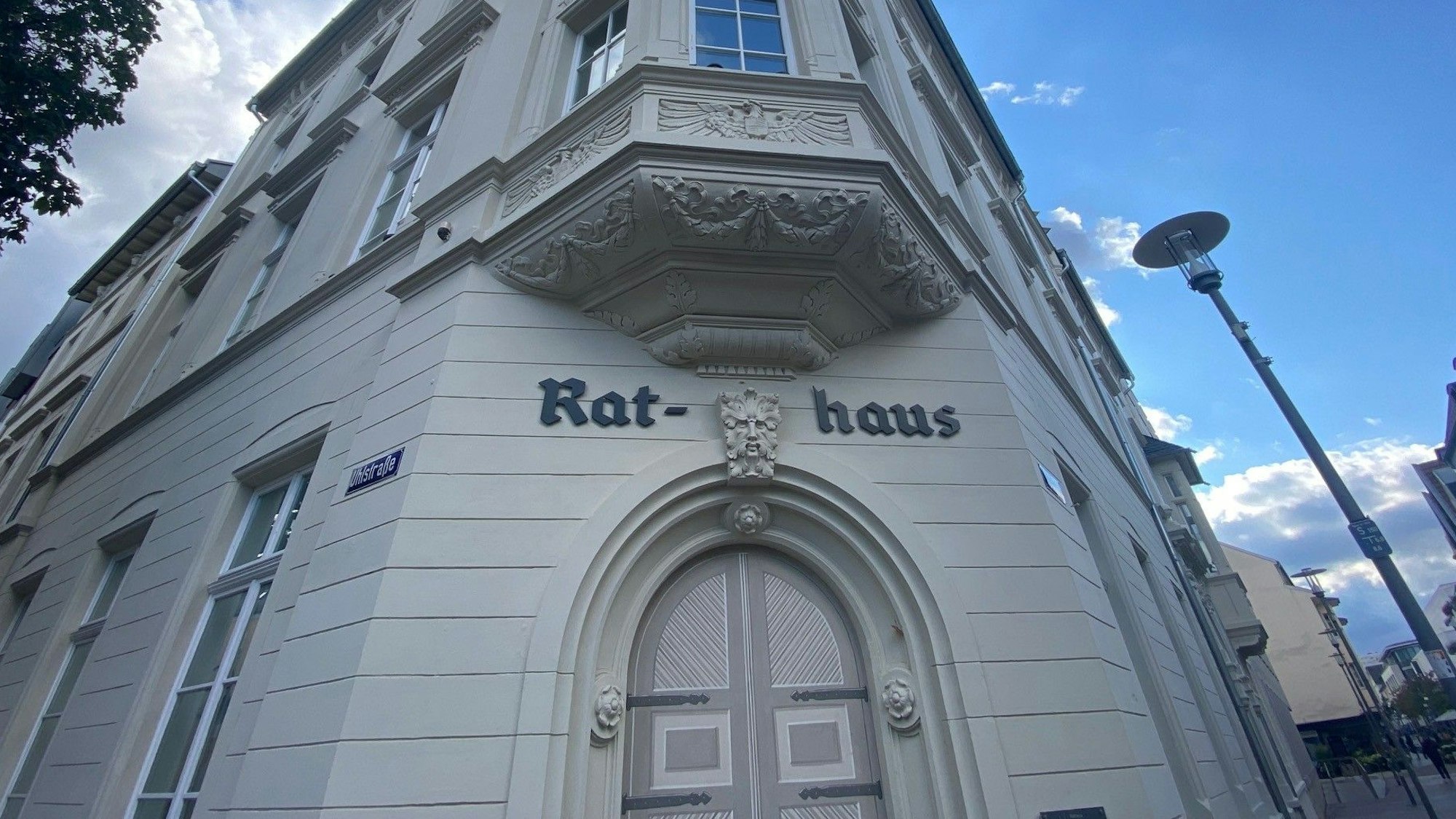 Zu sehn ist das Brühler Rathaus.