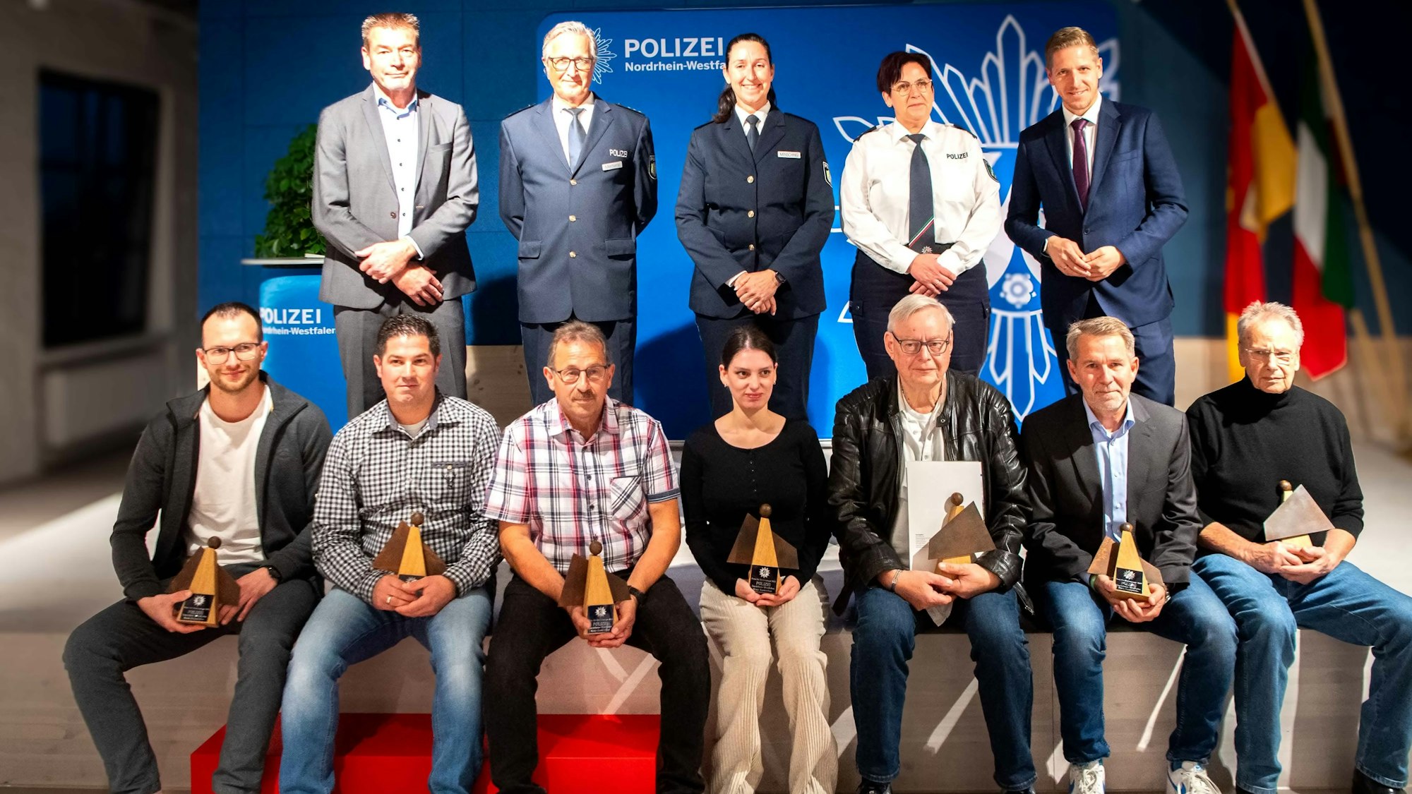 Das Bild zeigt die Geehrten mit Vertretern der Polizei und Landrat Markus Ramers.