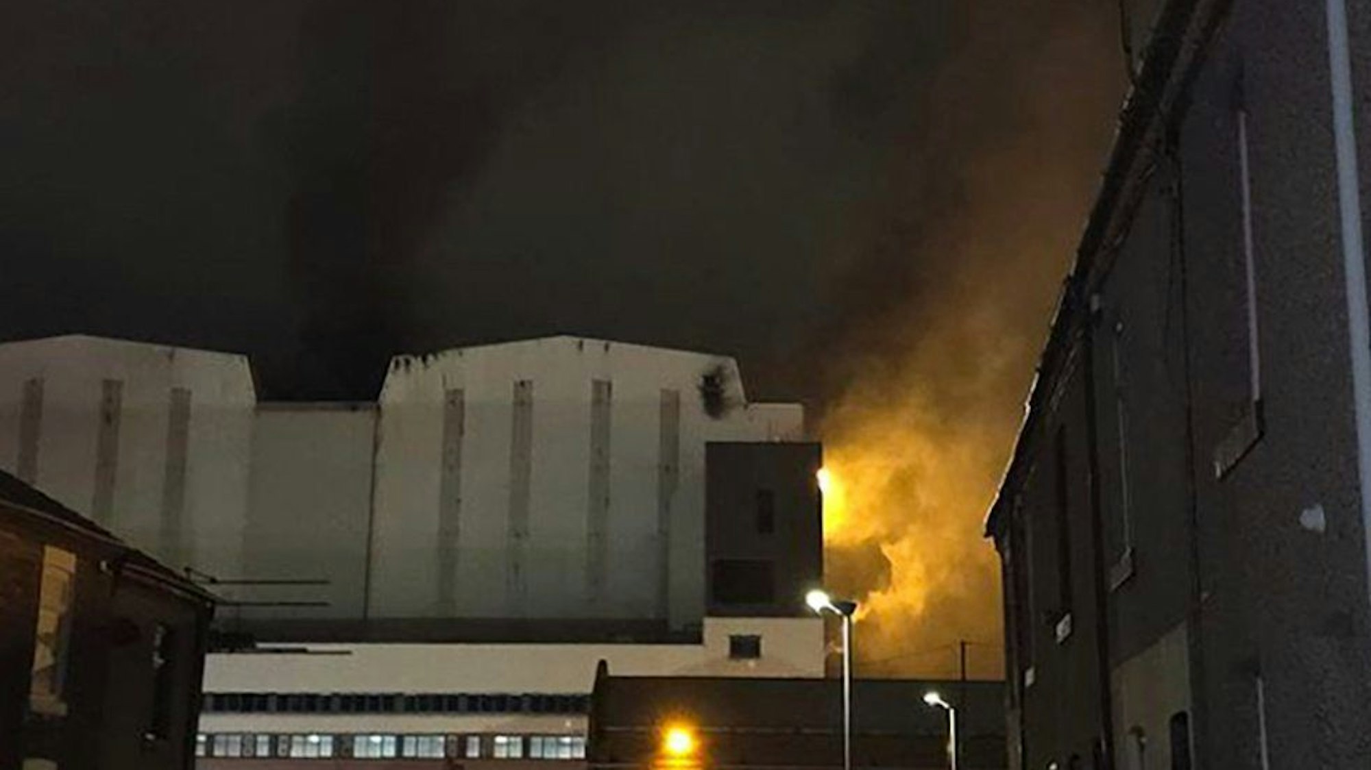 Das Bild zeigt Flammen während des Brandes in der Werft von BAE Systems am Mittwochmorgen.
