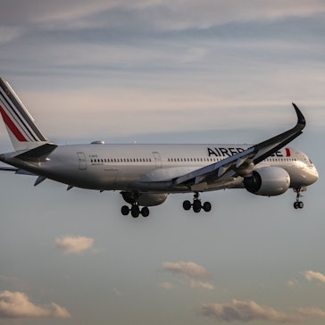 Ein Airbus 350 der Air France vor der Landung auf einem Flughafen.