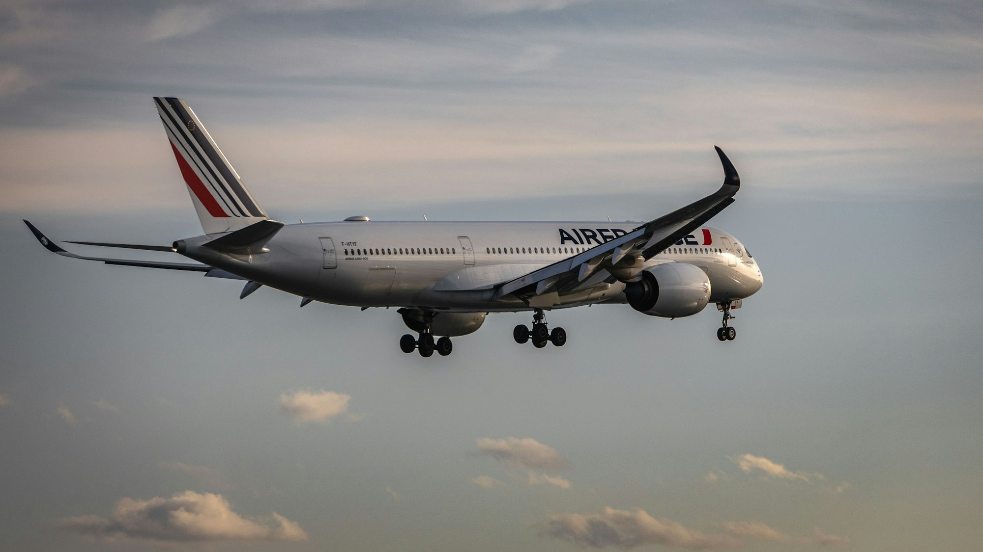 Ein Airbus 350 der Air France vor der Landung auf einem Flughafen.