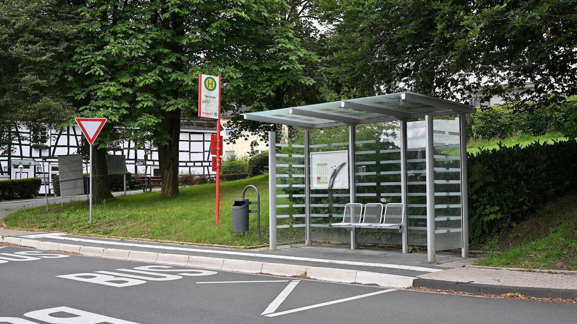 Das Foto zeigt eine barrierefreie Bushaltestelle in Kürten-Olpe