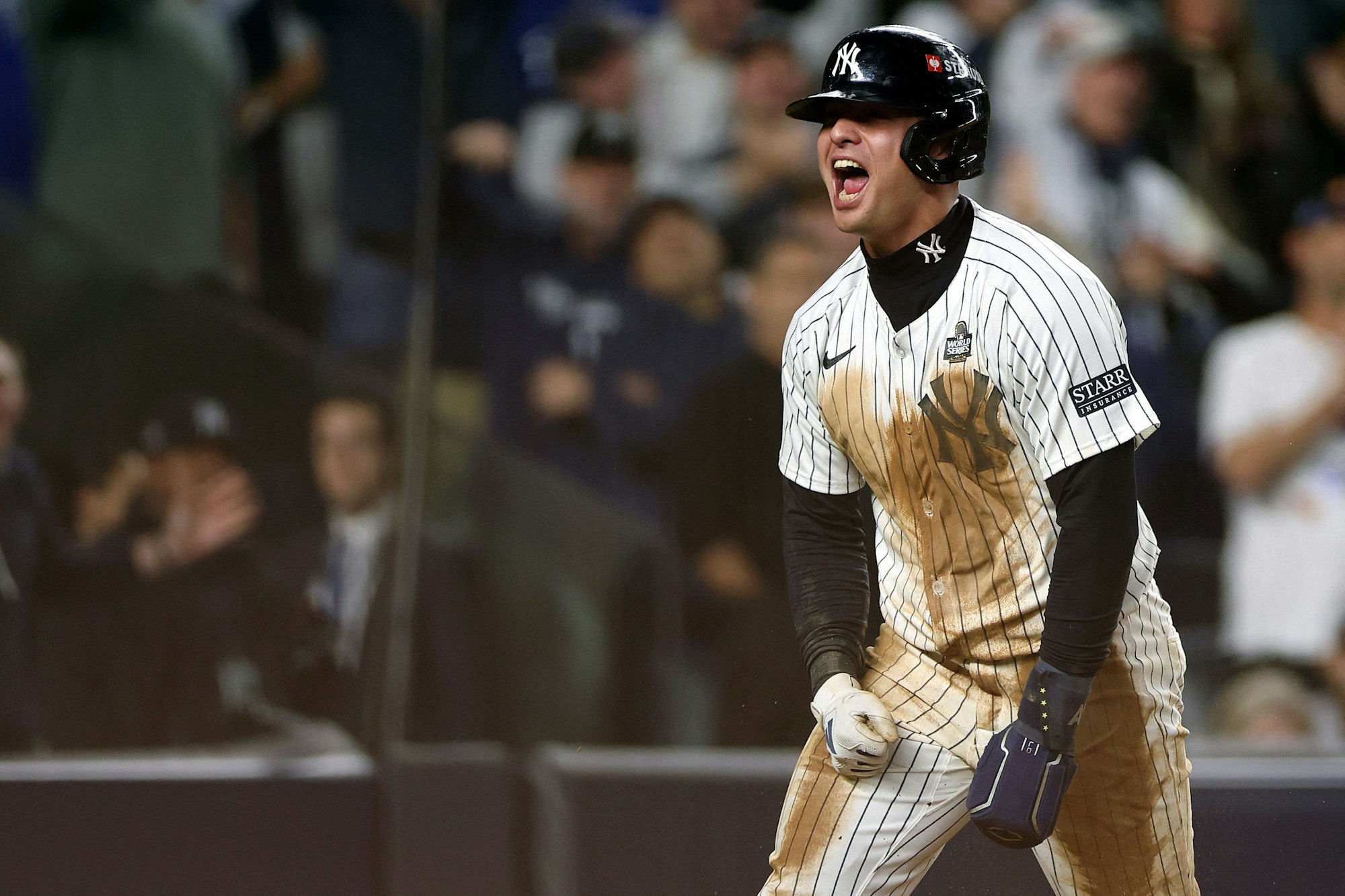 Anthony Volpe von den New York Yankees jubelt auf dem Spielfeld.