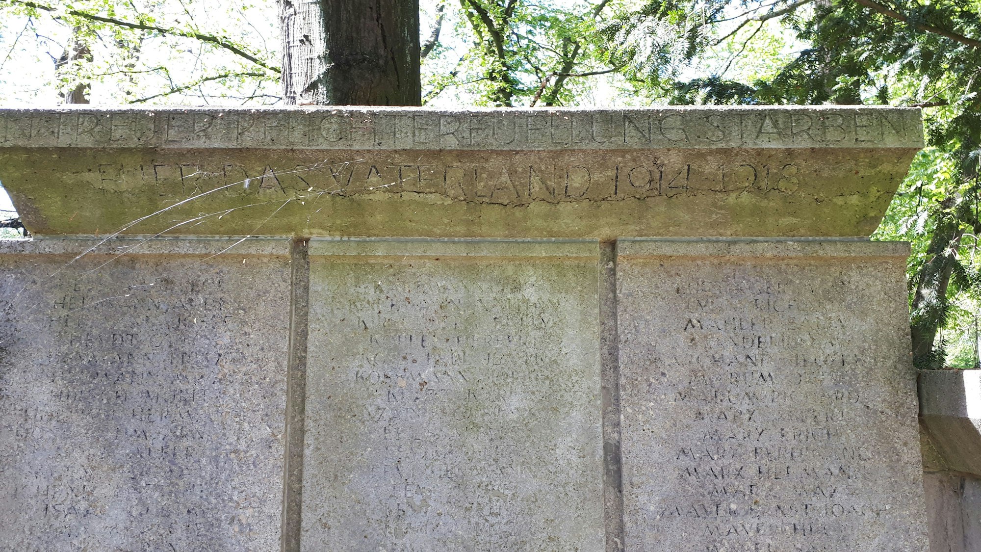 Die Namen der gefallenen Soldaten auf dem Denkmal sind heute teilweise unlesbar. Foto: Wieber