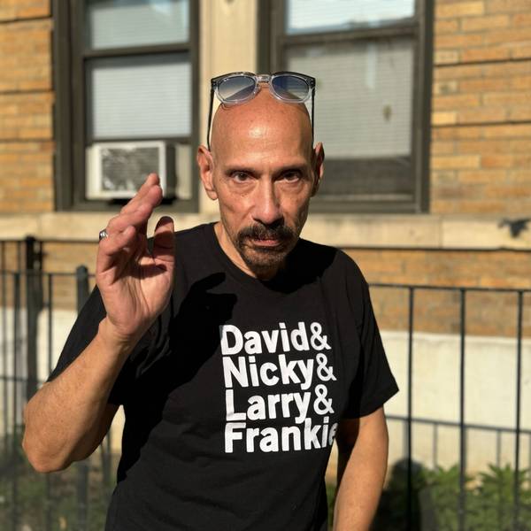 Nicky Siano grüßt in seiner Brooklyner Heimat. Er trägt ein schwarzes T-Shirt mit den Vornamen der New Yorker DJ-Pioniere David Mancuso, Nicky Siano, Larry Levan und Frankie Knuckles.