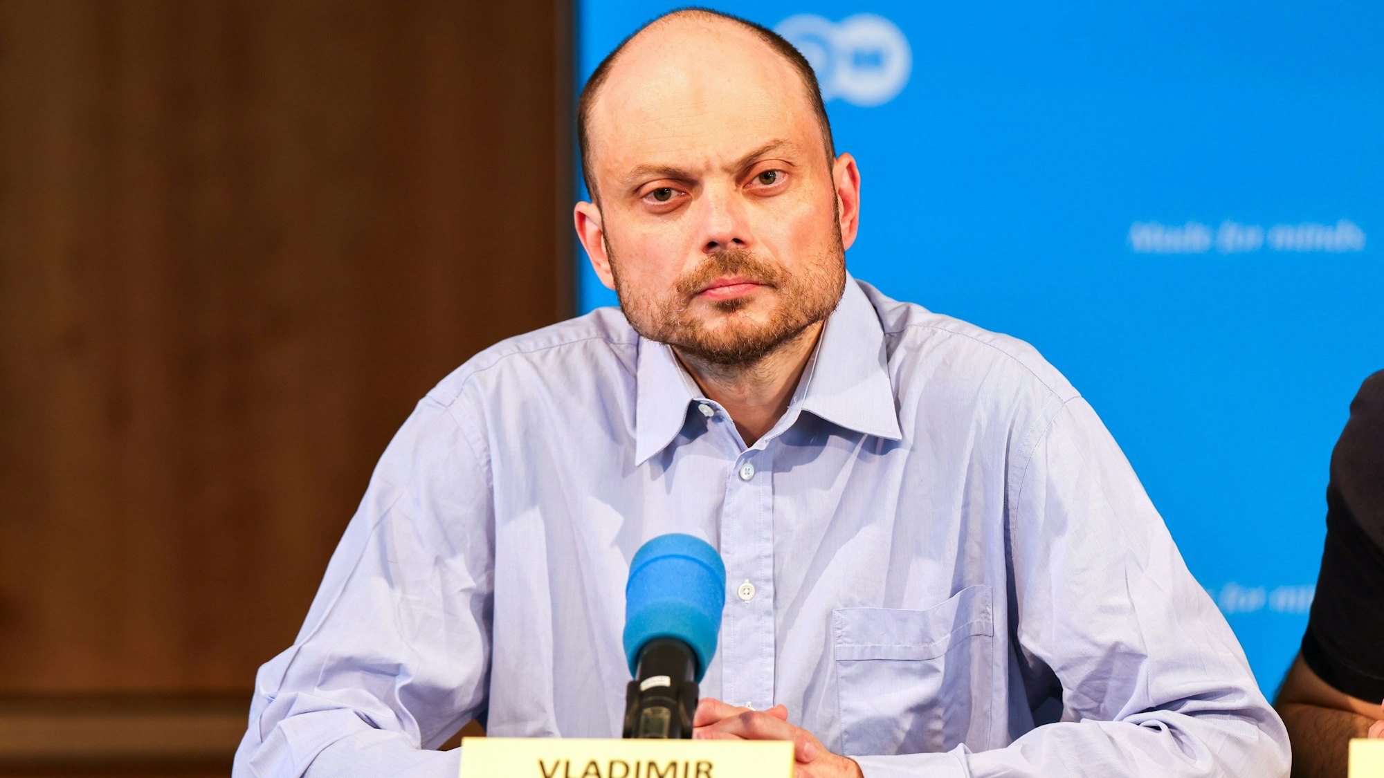 Wladimir Kara-Mursa bei der Pressekonferenz der Stiftung gegen Korruption.