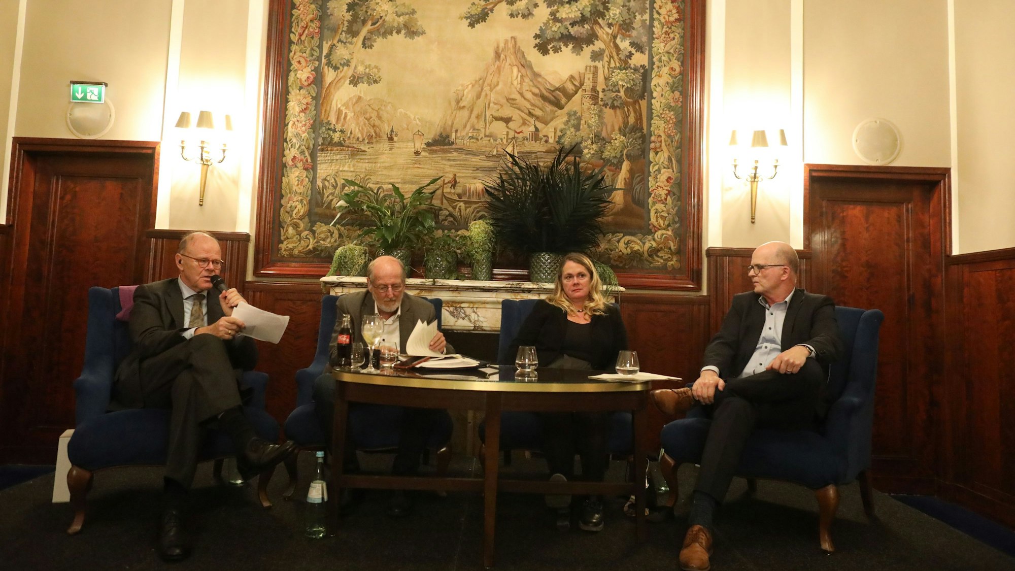 Peter Pauls (l) moderierte die Diskussion mit Helmut Röscheisen (v.l.), Stefanie Ruffen und Markus Greitemann