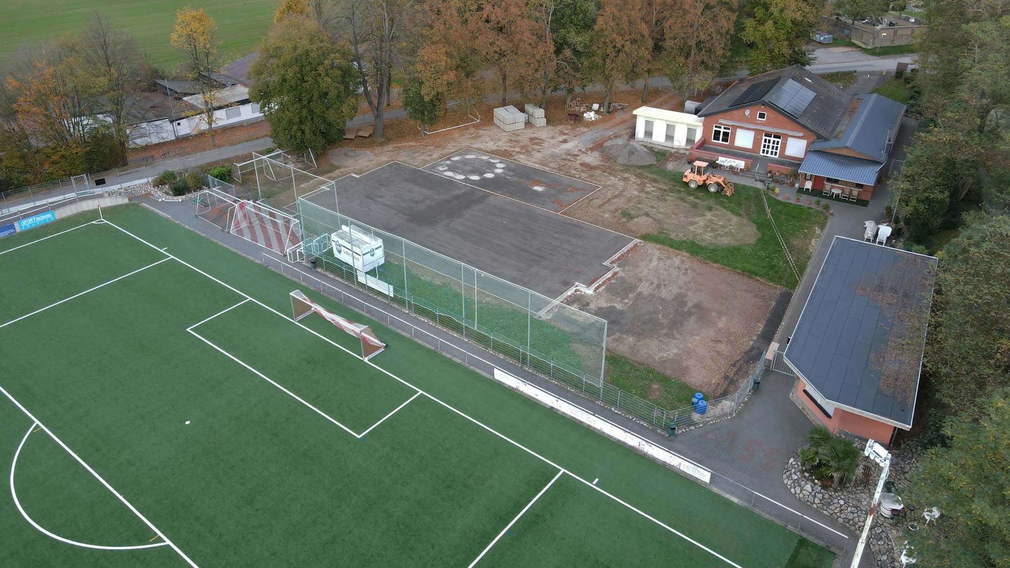 Das Bild zeigt den Sportplatz in Lommersum aus der Luft. Die Bauarbeiten am „Platz der Begegnung“ sind deutlich sichtbar.