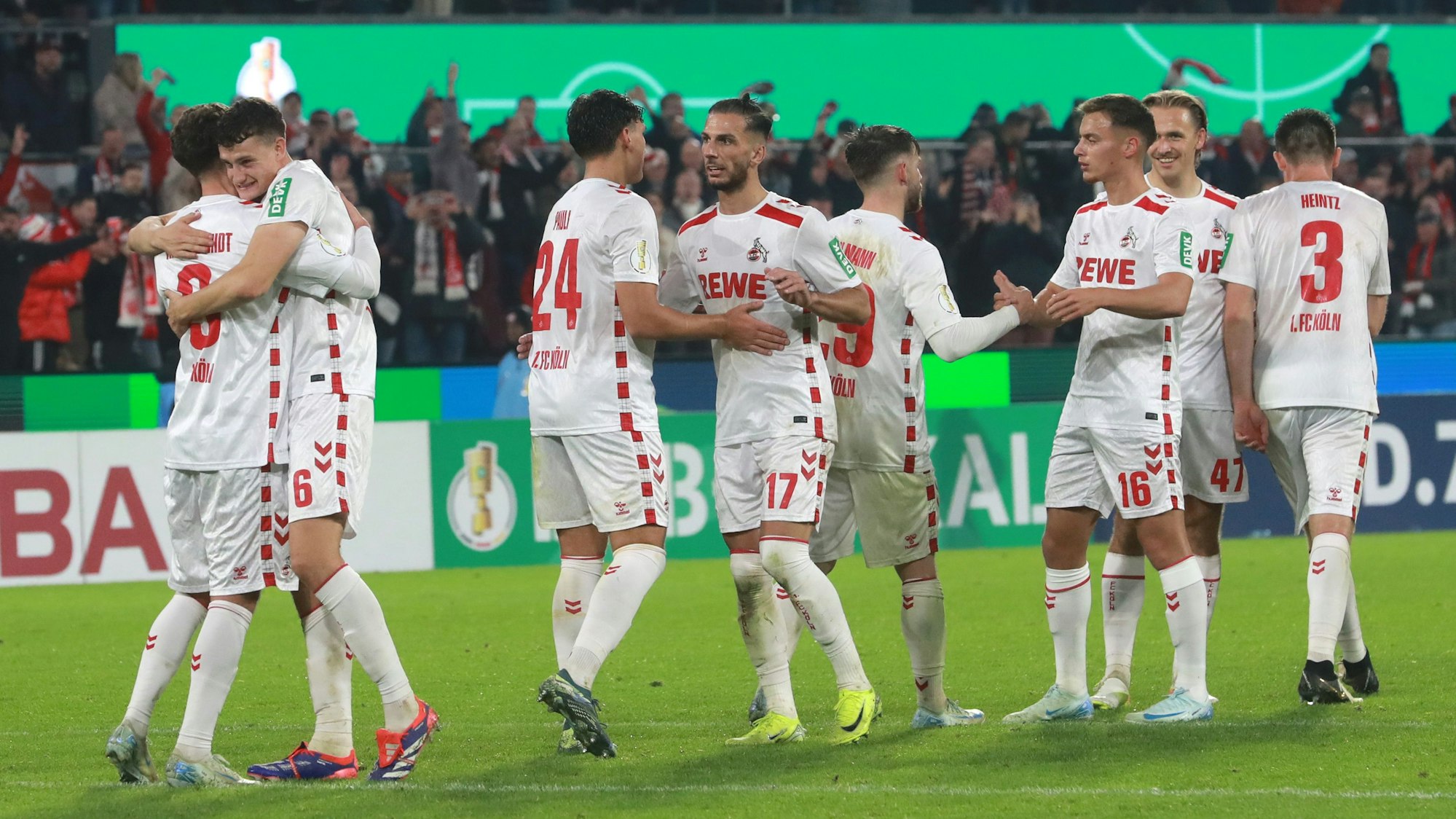 1. FC Köln vs. Holstein Kiel, DFB-Pokal, 2. Runde, 21.10.2024, 20.45 Uhr, Jubel um Torschütze Luca Waldschmidt (1. FC Köln), Bild: Herbert Bucco