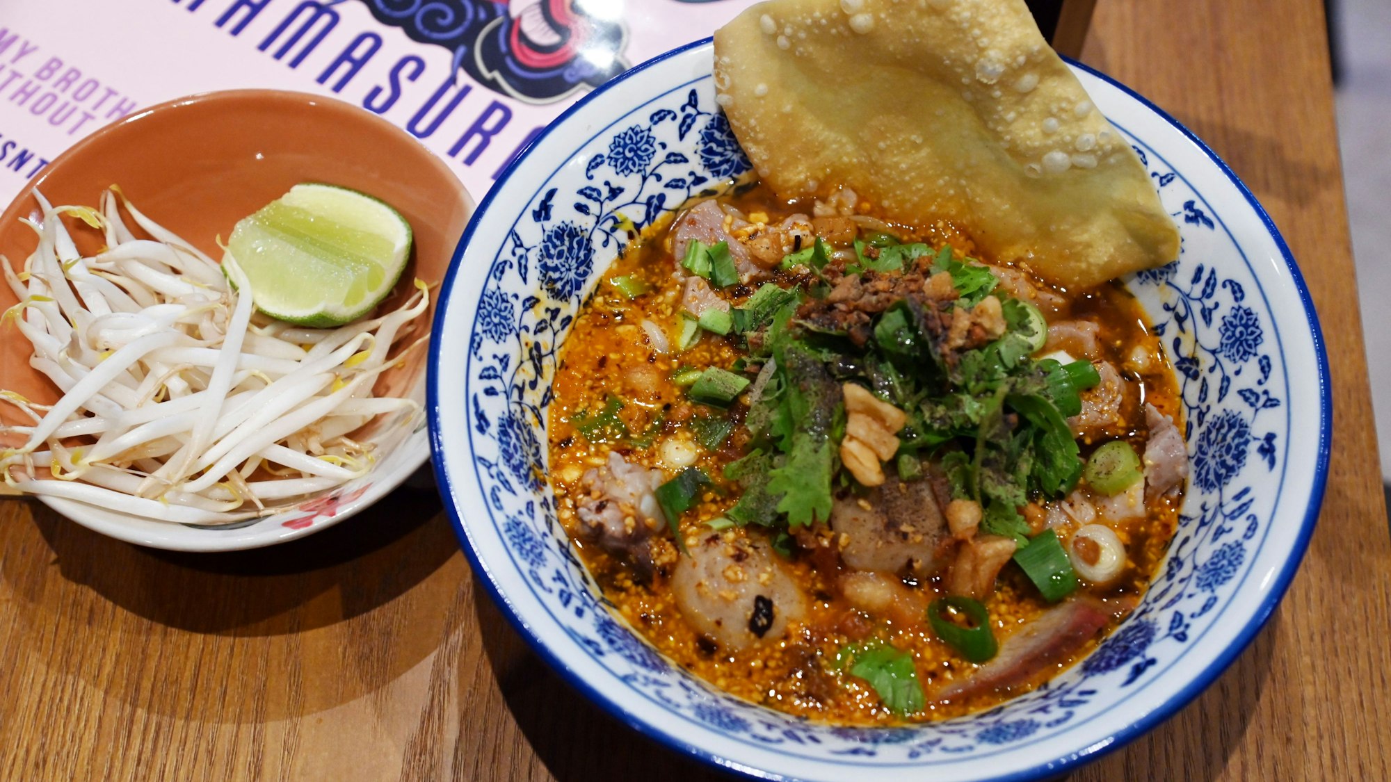 Die Nudelsuppe Gieuw Tiew in dem Restaurant Ramasura in Köln.