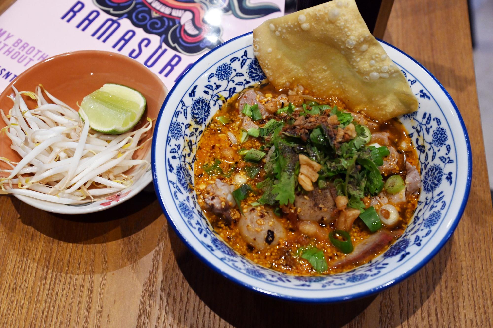 25.10.2024 Köln. Gastrokolumne „Lieblingsort“ von Julia Floß über das „Ramasura Thai Noodle House“. Nudelsuppe "Gieuw tiew tom yam" Foto: Alexander Schwaiger