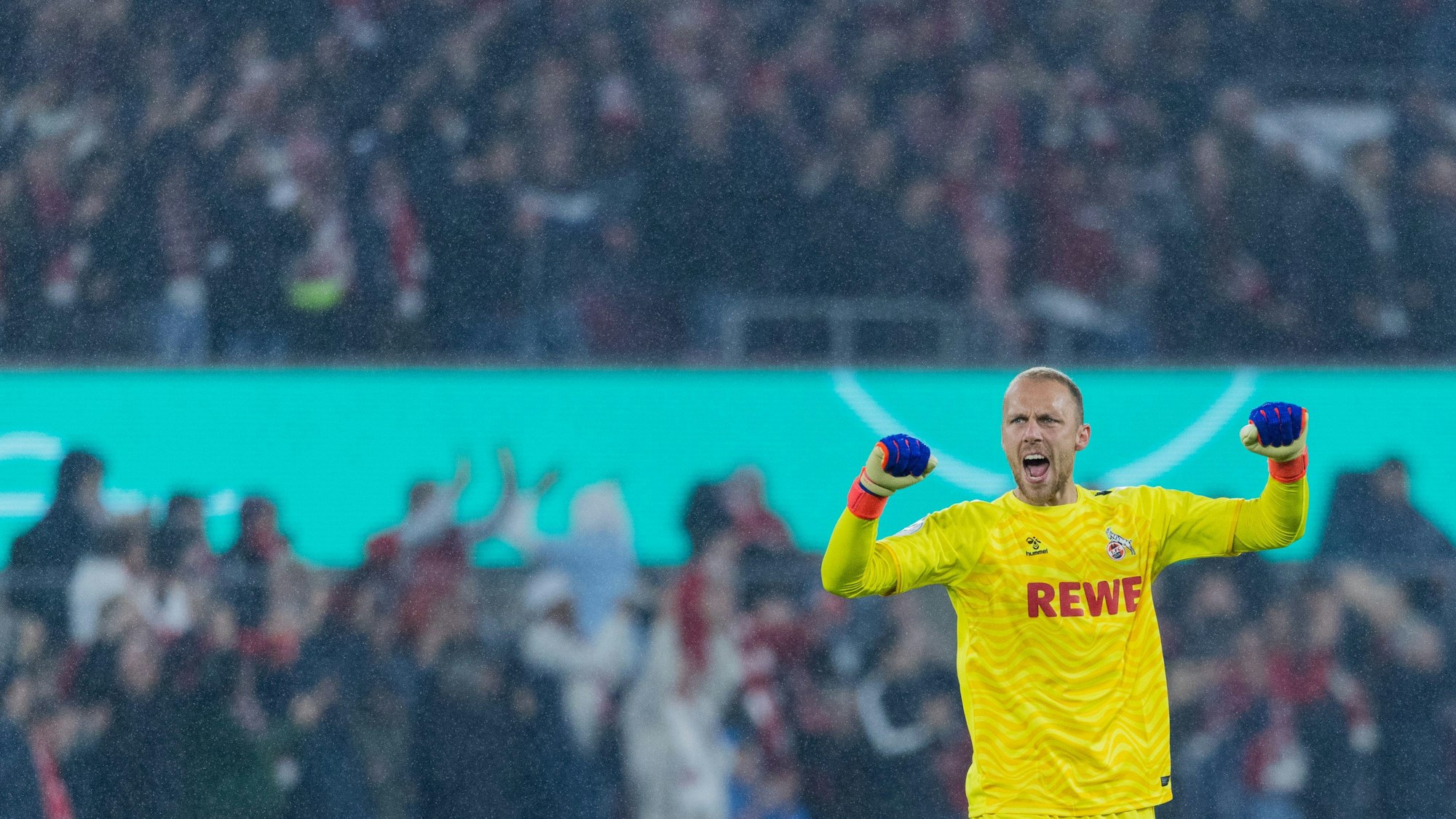 Kölns Torwart Marvin Schwäbe freut sich über das Tor zum 1:0 im DFB-Pokal. Das eigene Tor hielt der 29-Jährige gegen Holstein Kiel hingegen sauber.
