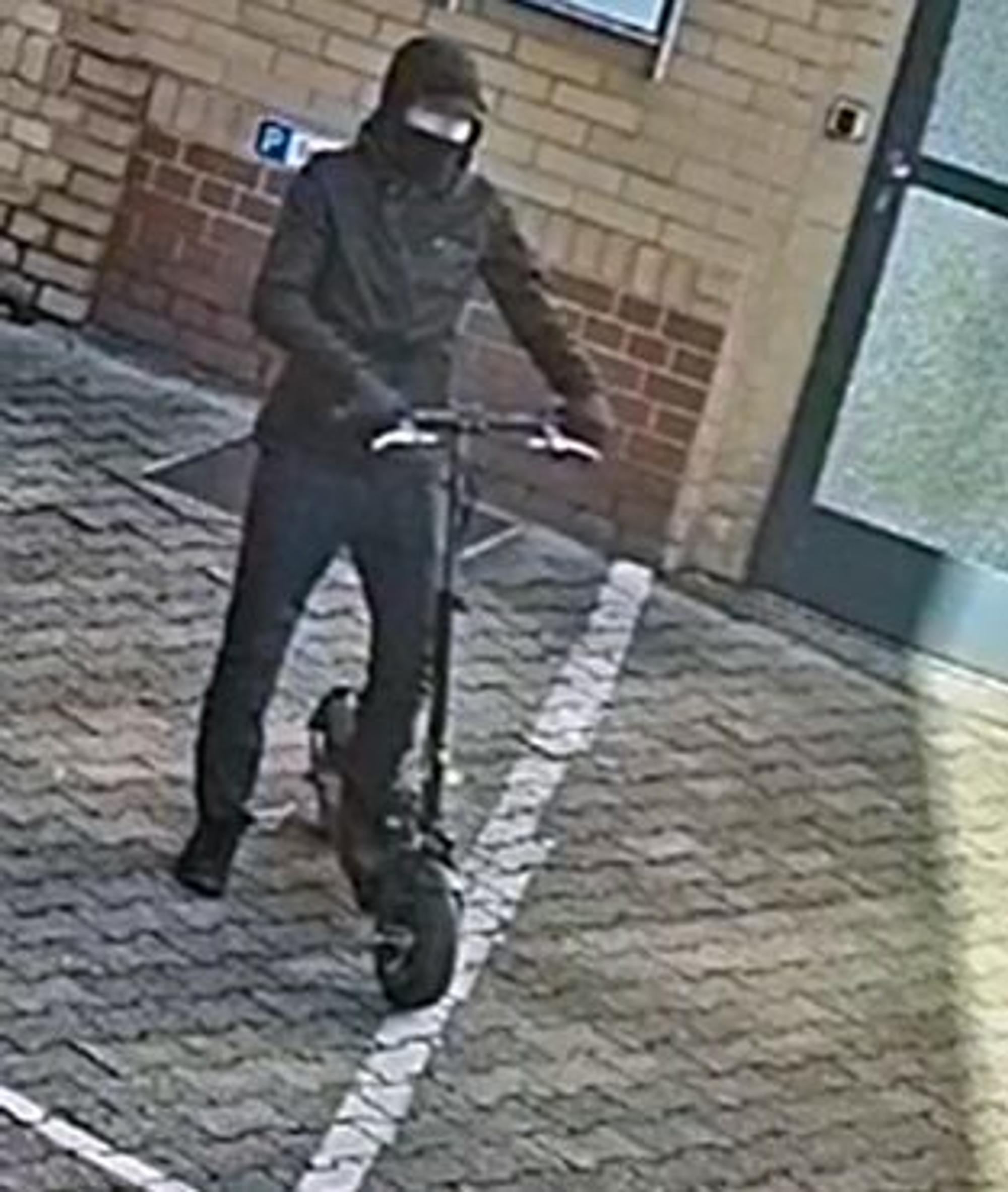 Mit Fotos fahndet die Polizei nach dem Mann, der einen 32-jährigen in Köln-Kalk erschossen haben soll.