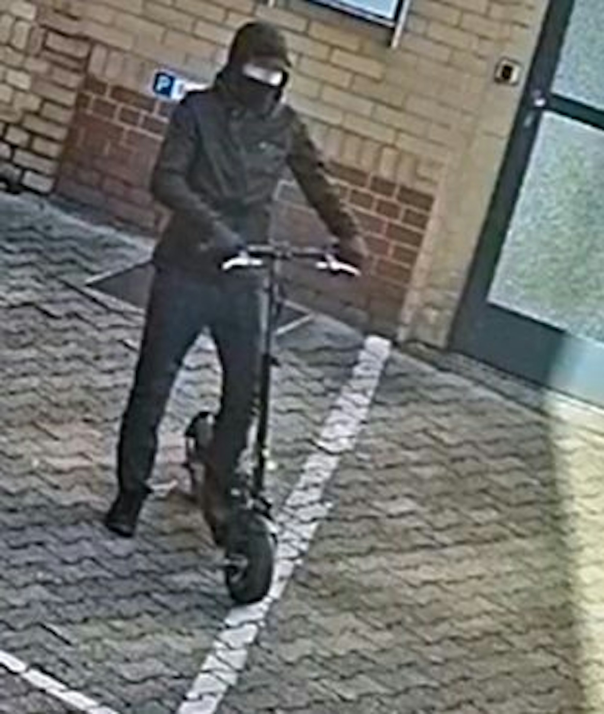 Mit Fotos fahndet die Polizei nach dem Mann, der einen 32-jährigen in Köln-Kalk erschossen haben soll.