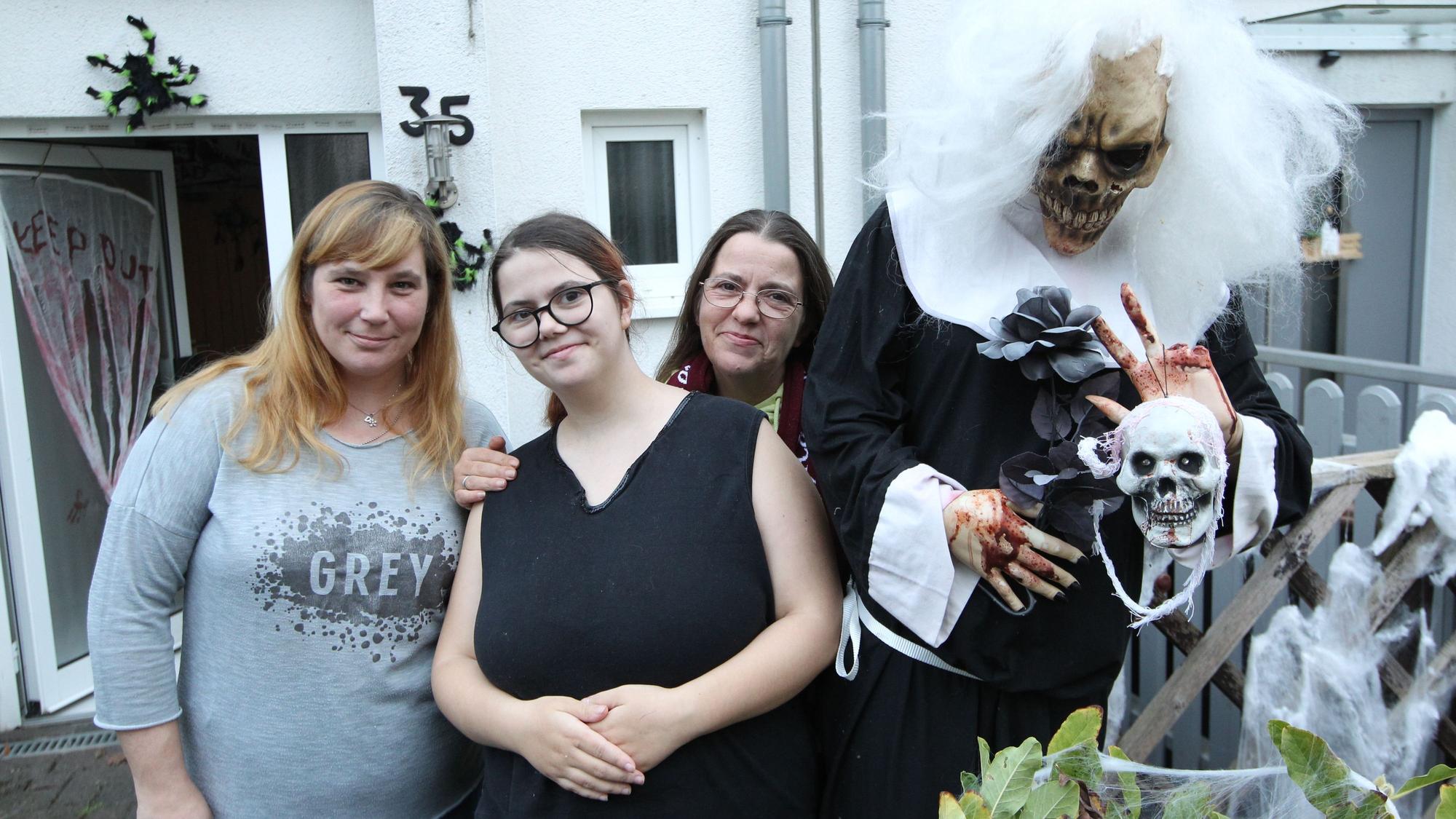 Geschmückt mit zahlreichen gruseligen Details freuen sich (von links) Jessica Uerdingen, Romina Cioffi und Initiatoren Maria Cioffi an Helloween die Kindern zu erschrecken.