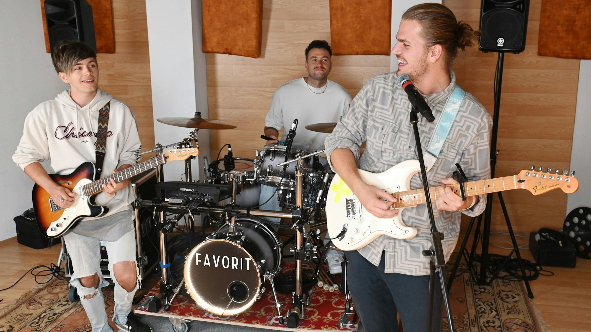 Dennis Wurm (v.l.), David Koska und Fabian Pezl beim Proben in ihrem Probenraum.