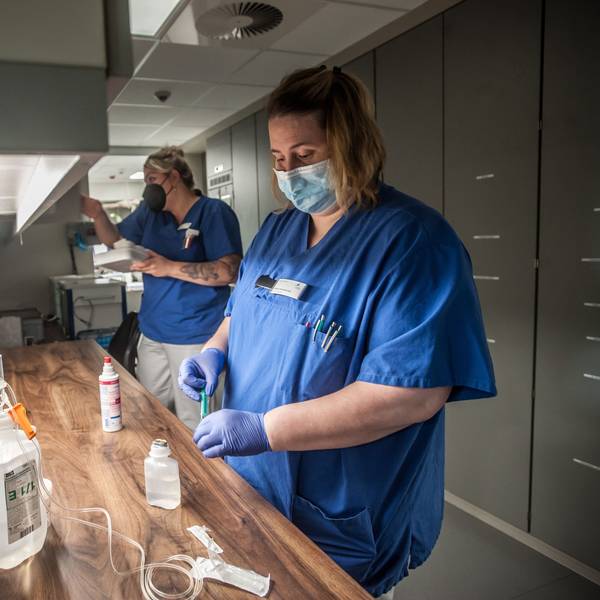 Bild einer Pflege-Reportage, eine Krankenpflegerin aus dem Klinikum bereitet Medikamente vor. Foto: Ralf Krieger