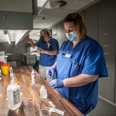 Bild einer Pflege-Reportage, eine Krankenpflegerin aus dem Klinikum bereitet Medikamente vor. Foto: Ralf Krieger