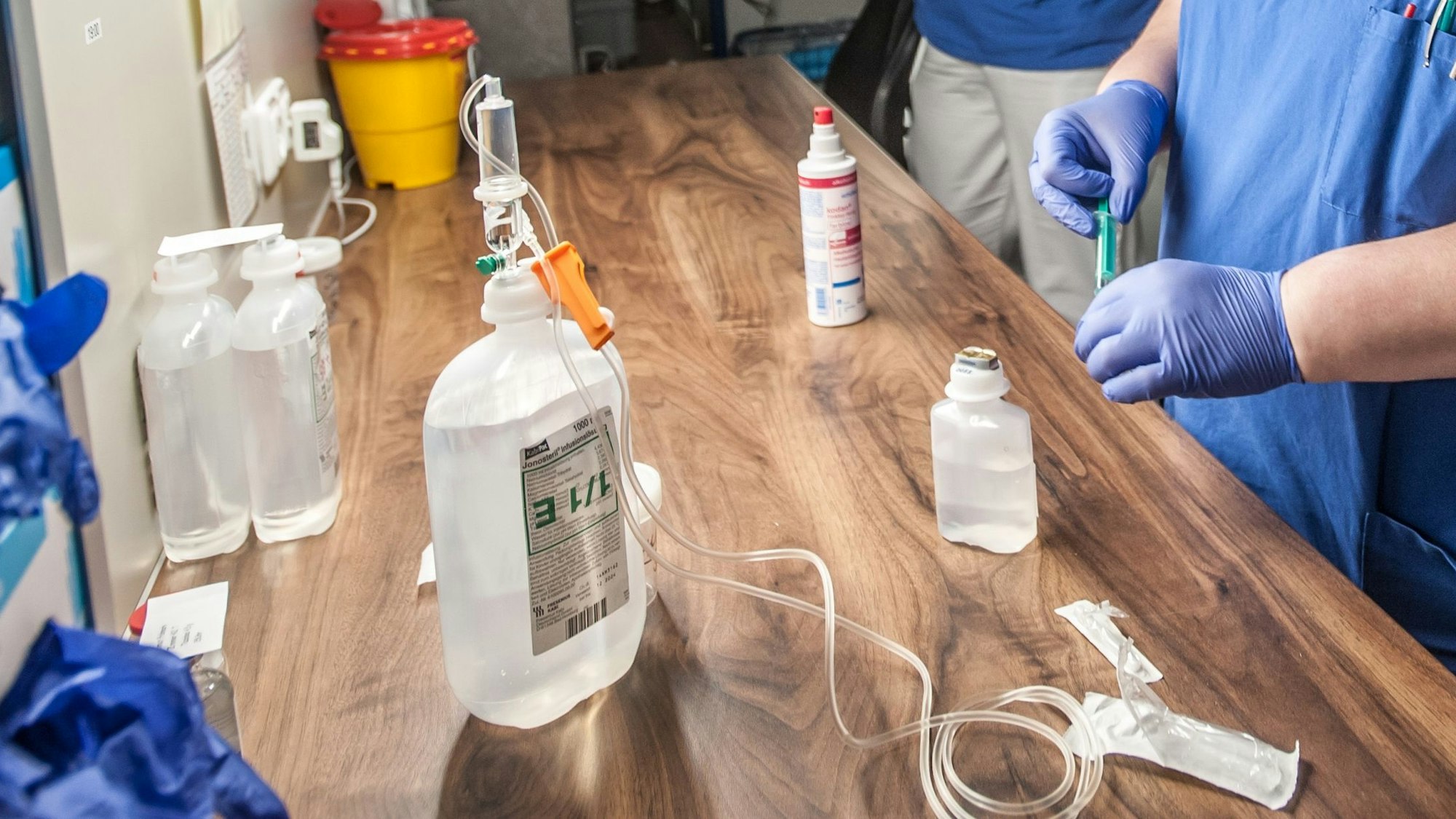 Bild einer Pflege-Reportage, eine Krankenpflegerin aus dem Klinikum bereitet Medikamente vor. Foto: Ralf Krieger