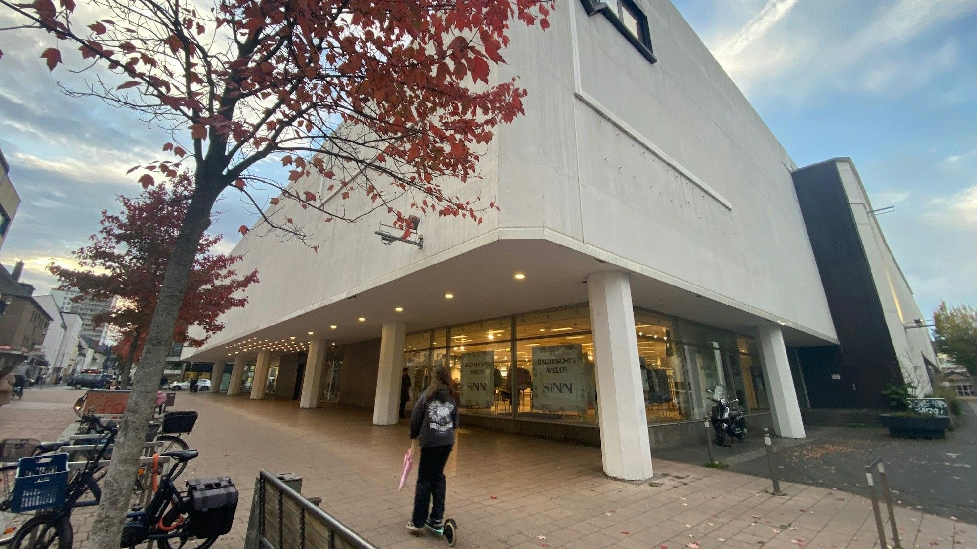 Zu sehen ist ein Geschäftshaus am Brühler Steinweg.