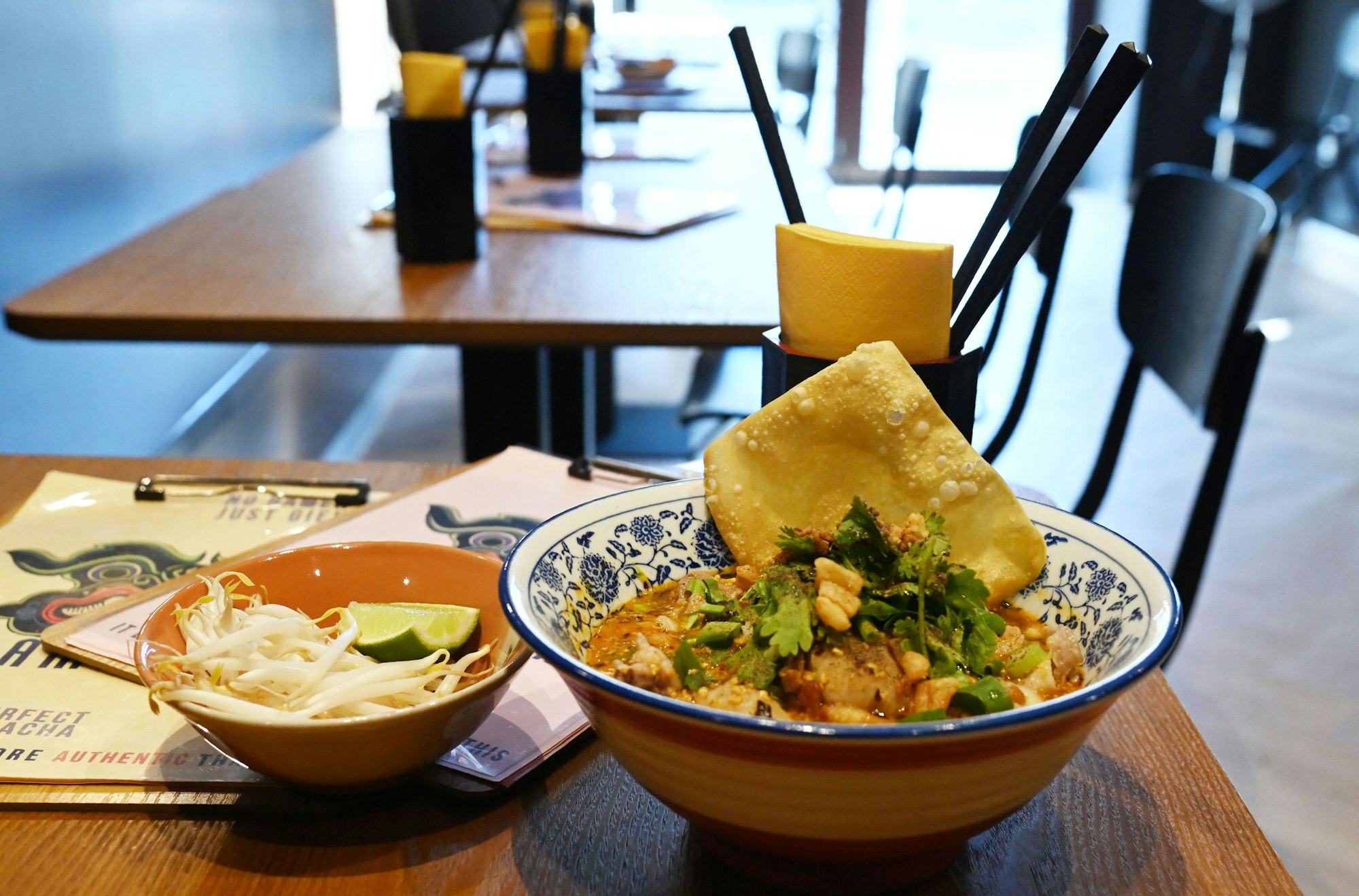 25.10.2024 Köln. Gastrokolumne „Lieblingsort“ von Julia Floß über das „Ramasura Thai Noodle House“. Nudelsuppe "Gieuw tiew tom yam" Foto: Alexander Schwaiger