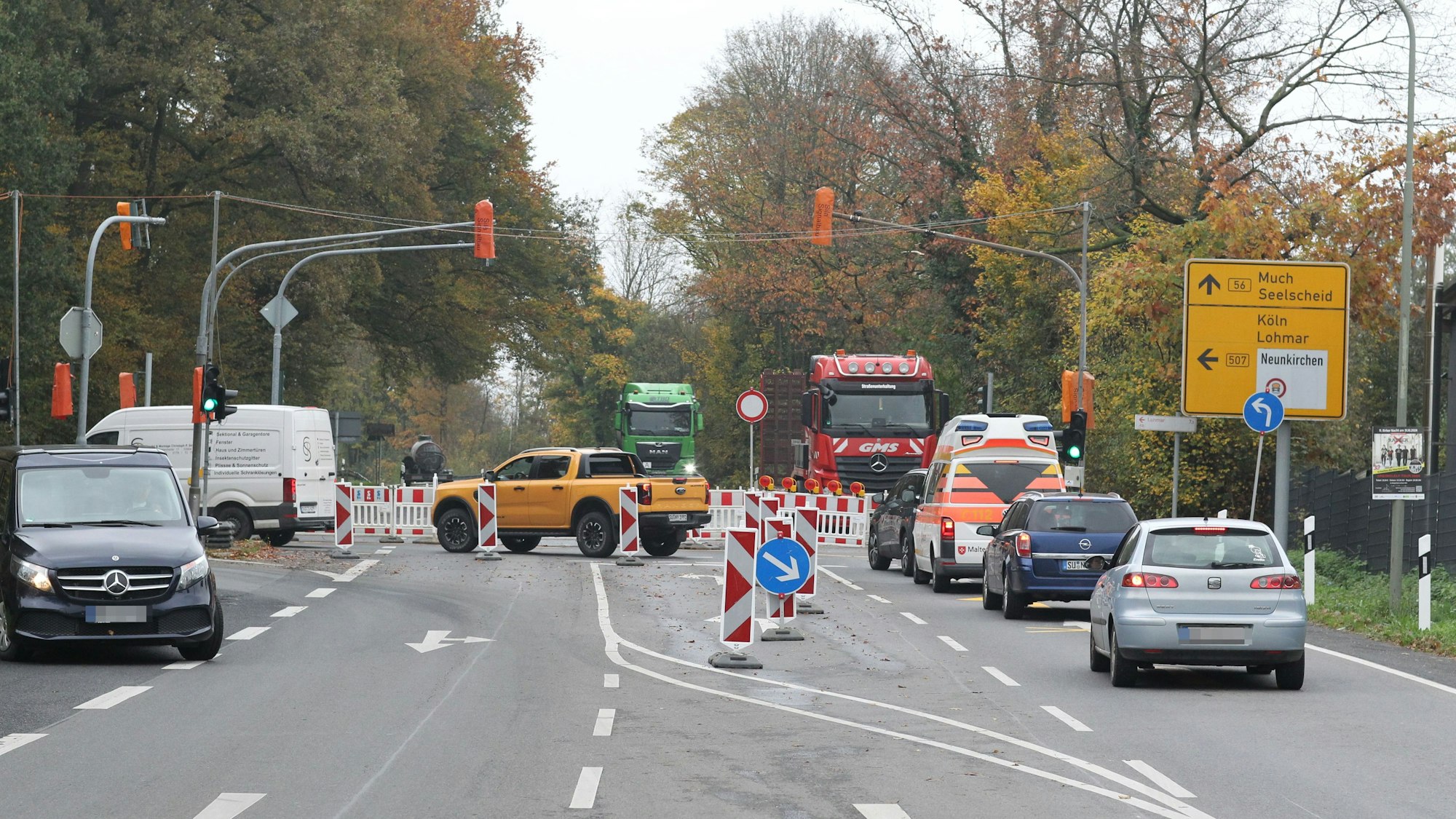 Sperrung der B56 zwischen Pohlhausen und Heister dauert acht Wochen und hat am 28. Oktober begonnen. Derzeit führt die Sperrung zu langen Schlangen im Berufsverkehr.
Kurz vor der Sperrung in Pohlhausen müssen alle Autos nach links abbiegen ins Jabachtal. Dort ist eine Behelfsampel geschlatet, die zu Rückstaus führt.