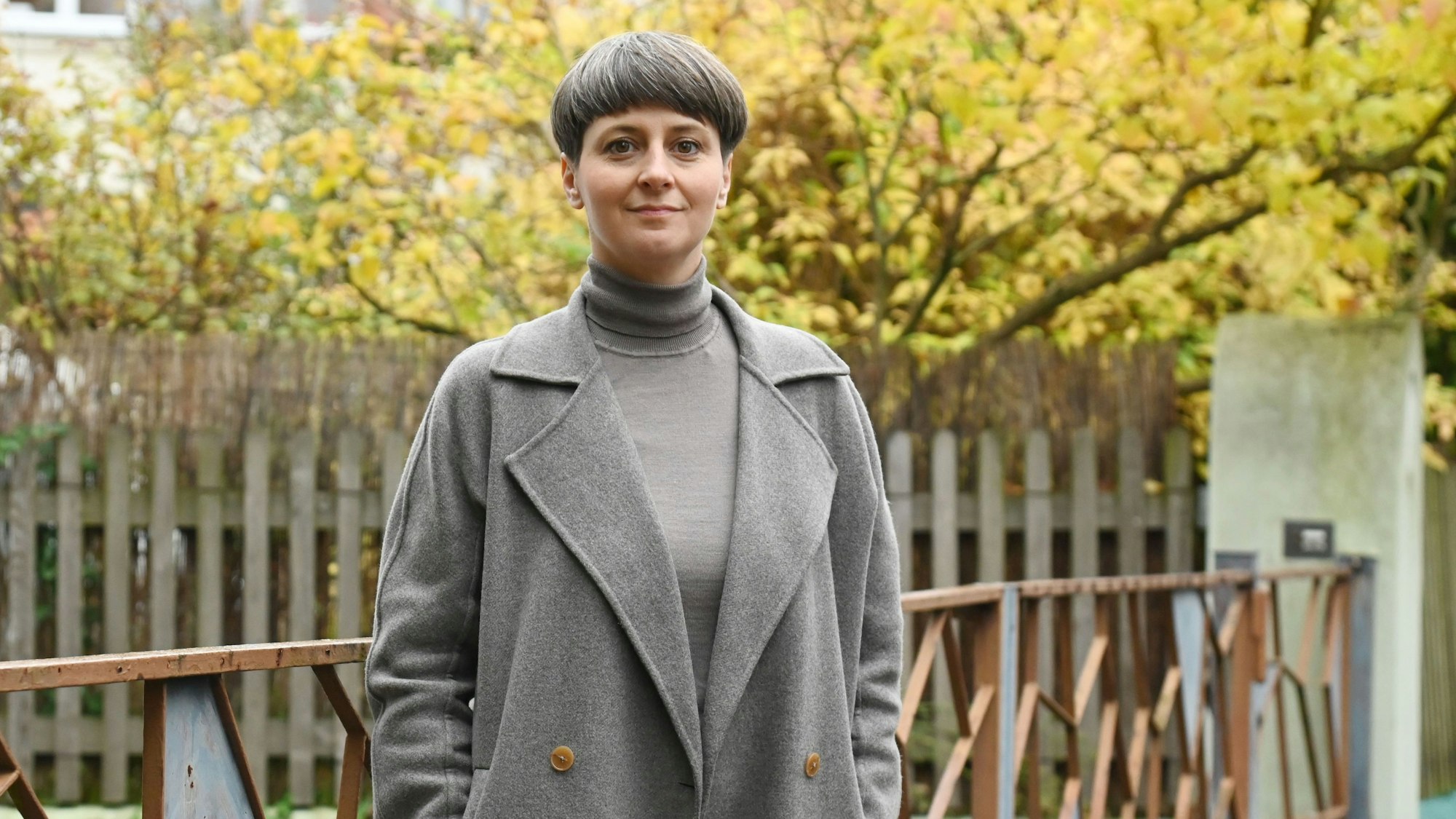 Erika Hock steht vor einem Garten.