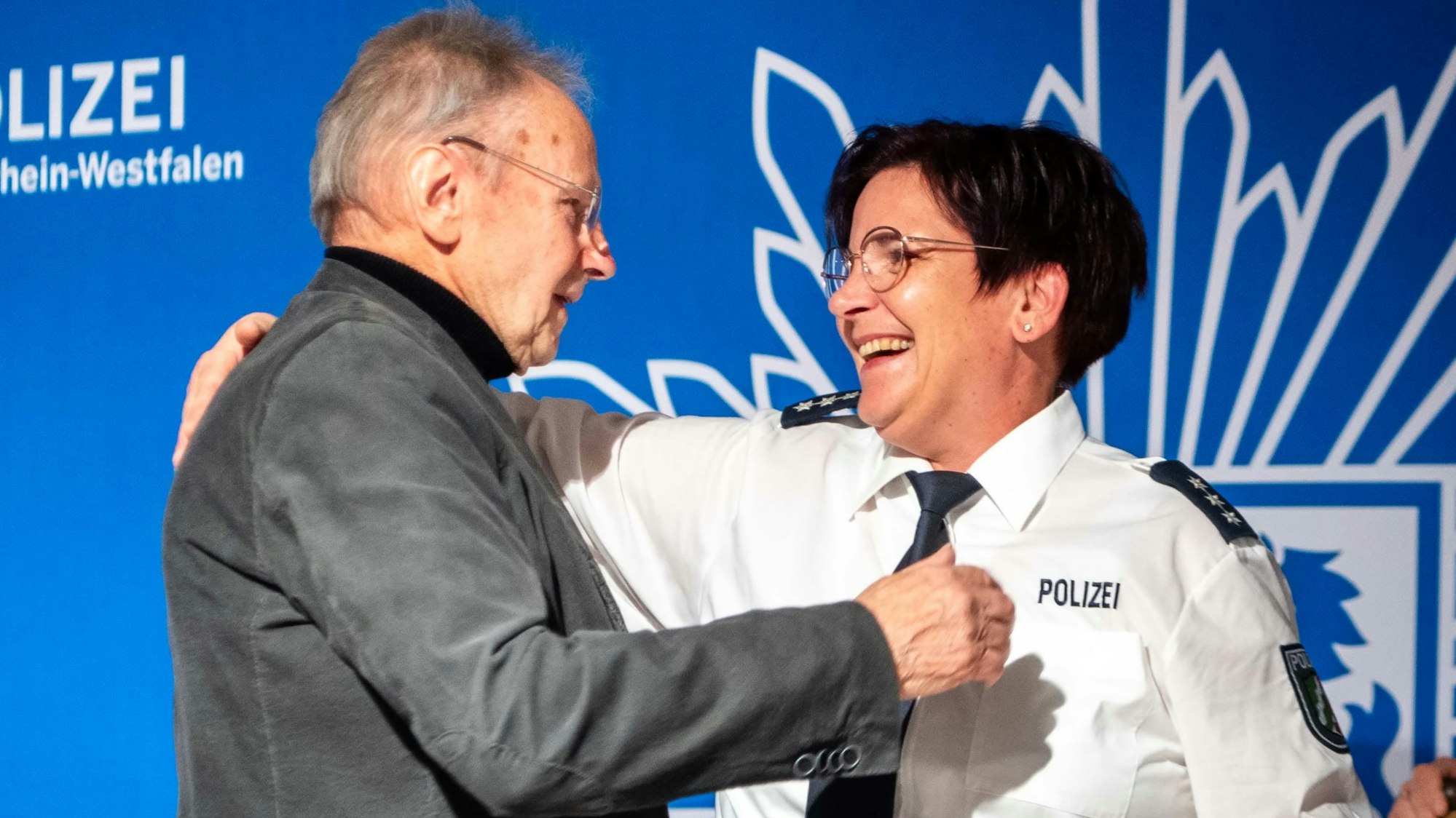 Das Bild zeigt Vater und Tochter kurz bevor sie sich in die Arme nehmen.