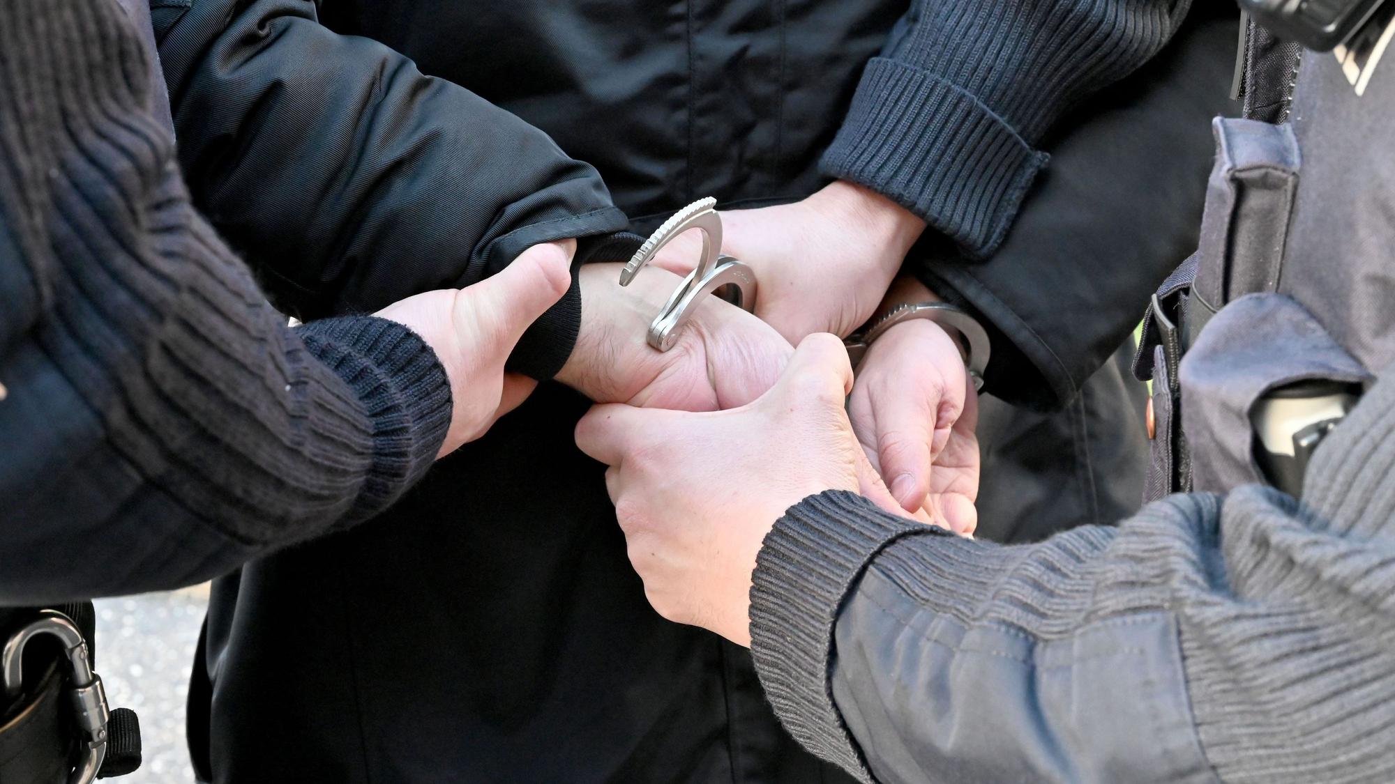 Gestellte Szene einer Festnahme durch die Polizei.