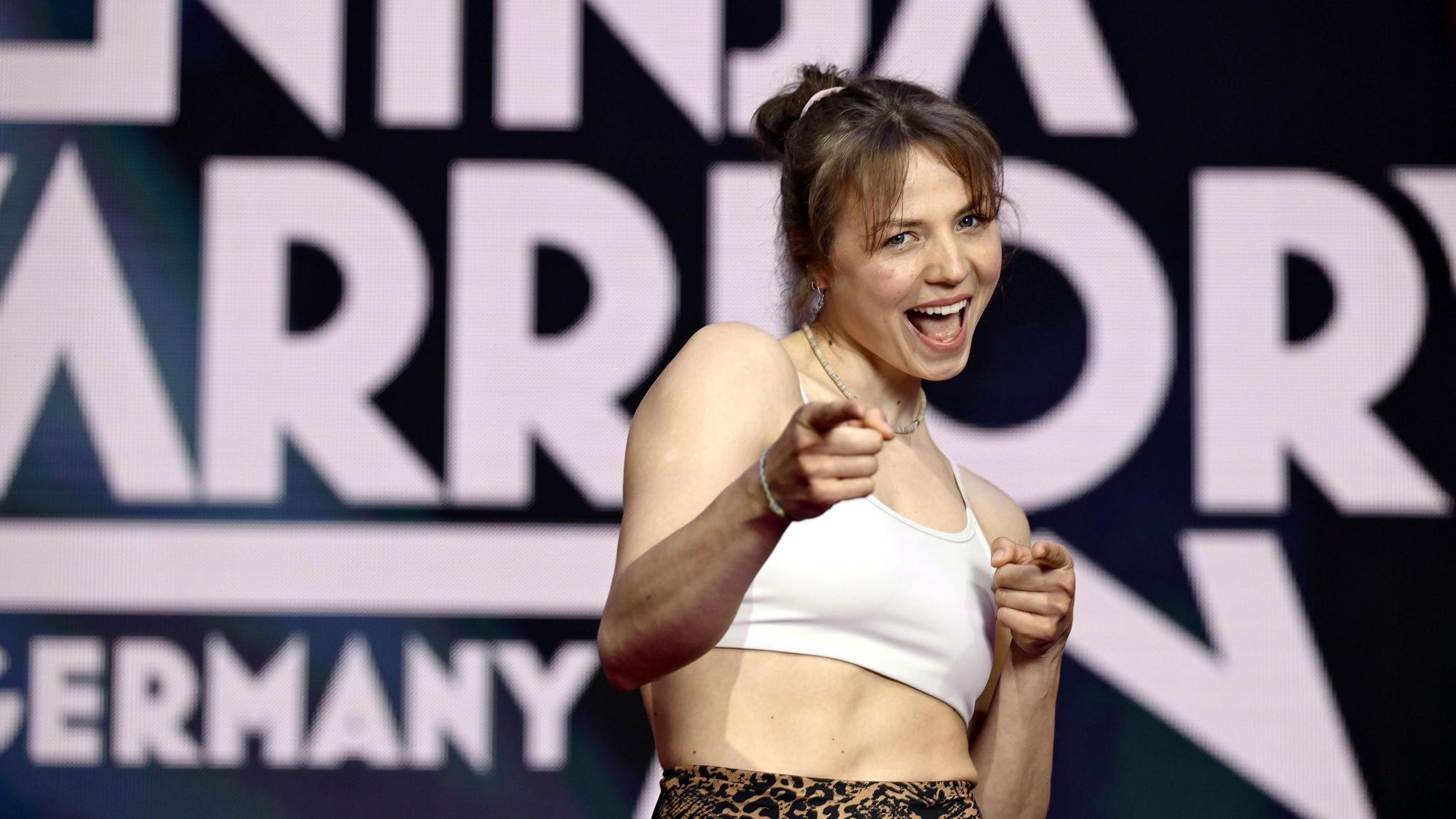 Ada Theilken aus Köln vor dem Schriftzug der RTL-Show Ninja Warrior Germany.