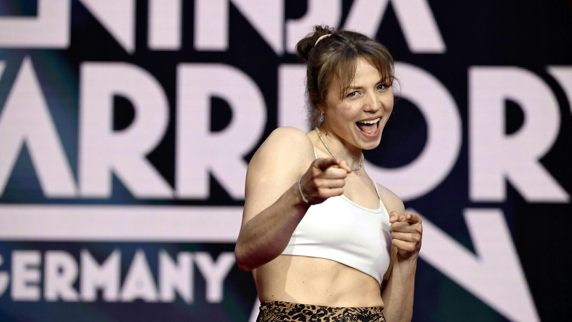 Ada Theilken aus Köln vor dem Schriftzug der RTL-Show Ninja Warrior Germany.
