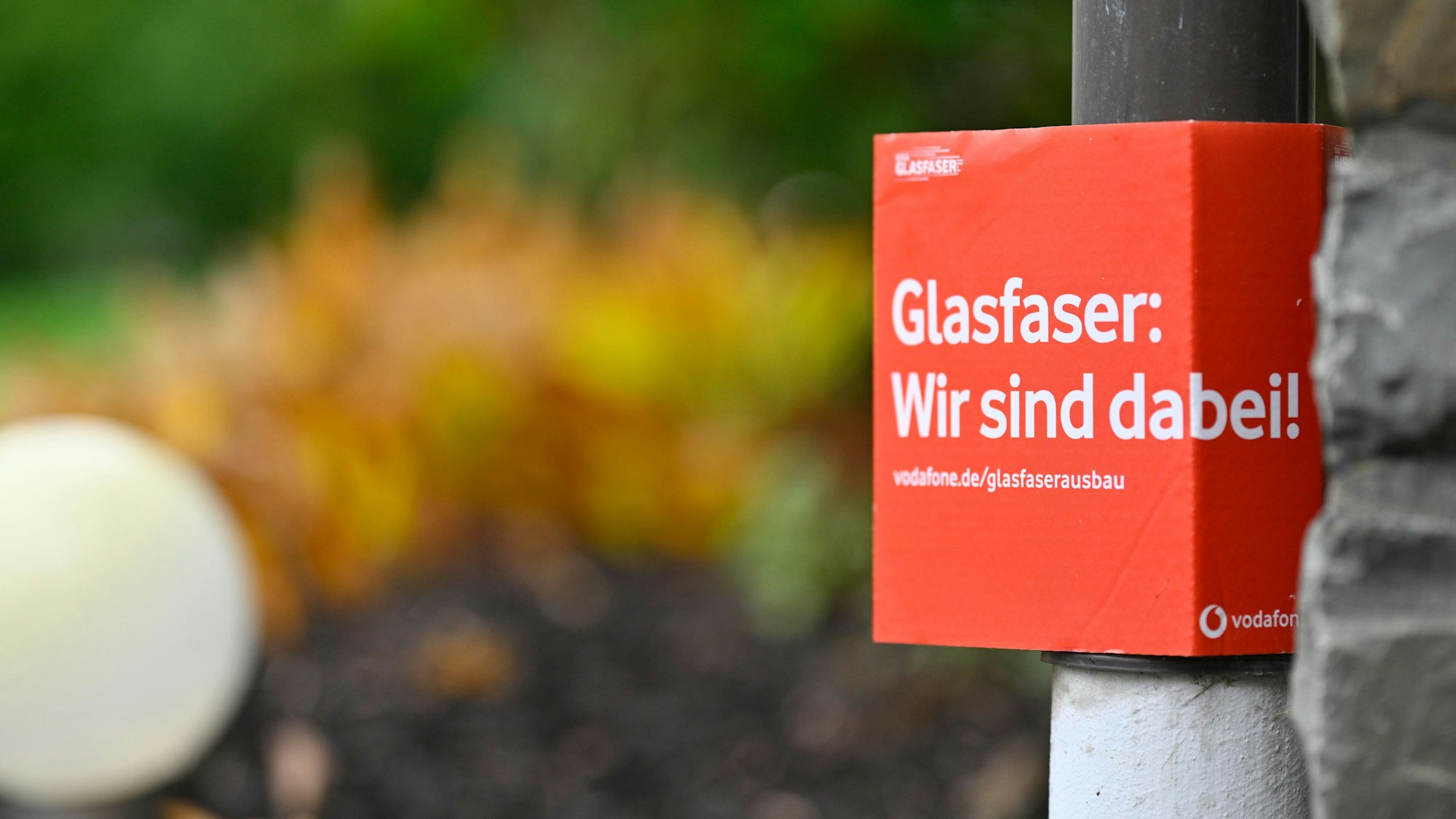 Mit Hinweisschildern wirbt Vodafone für Glasfaseranschlüsse in Gummersbach.