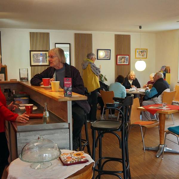 Das Café Veedelsgeist bietet einen Treffpunkt in Zollstock, wo die Menschen miteinander ins Gespräch kommen können.