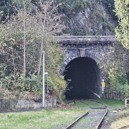 Bei Gemünd führen die Schienen der Oleftalbahn in einen Tunnel.