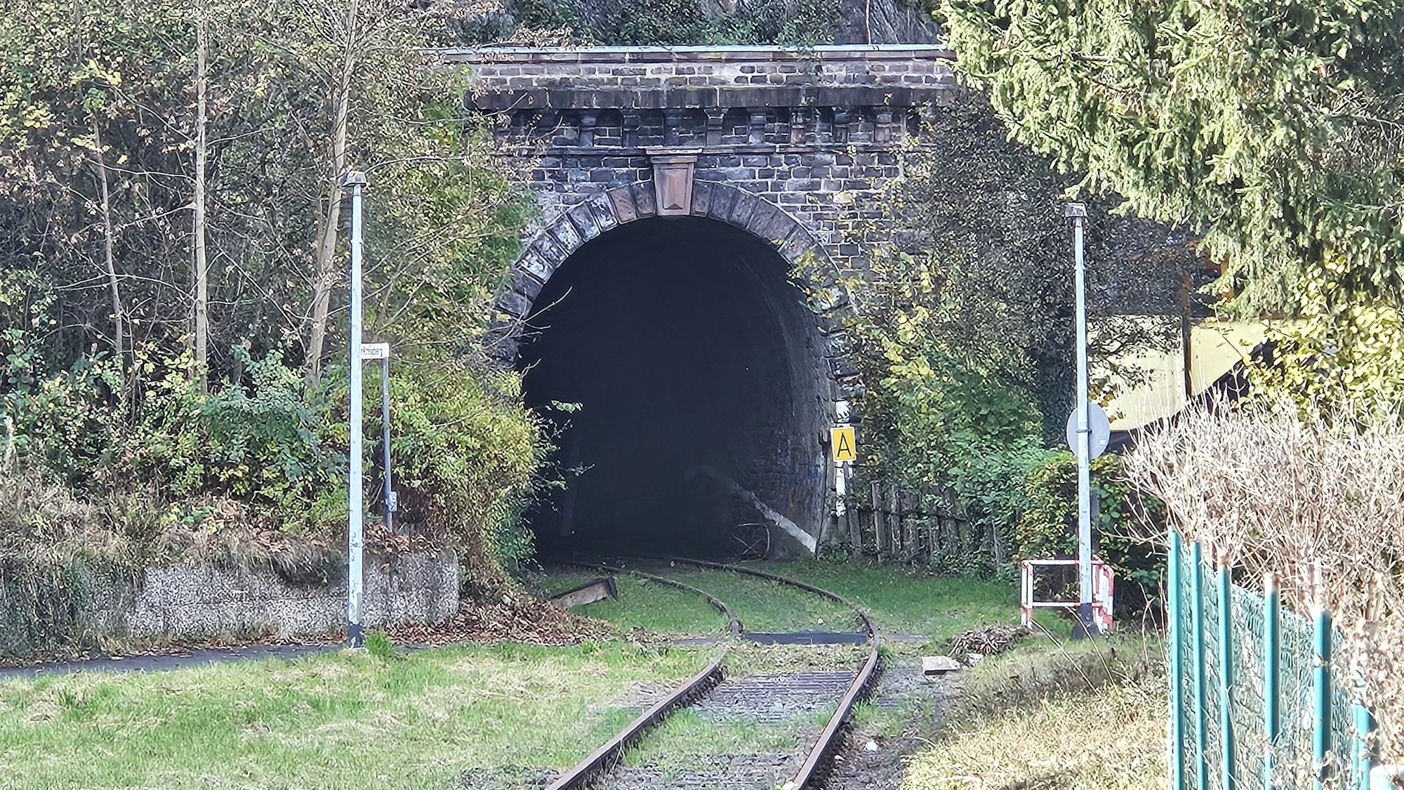 Bei Gemünd führen die Schienen der Oleftalbahn in einen Tunnel.