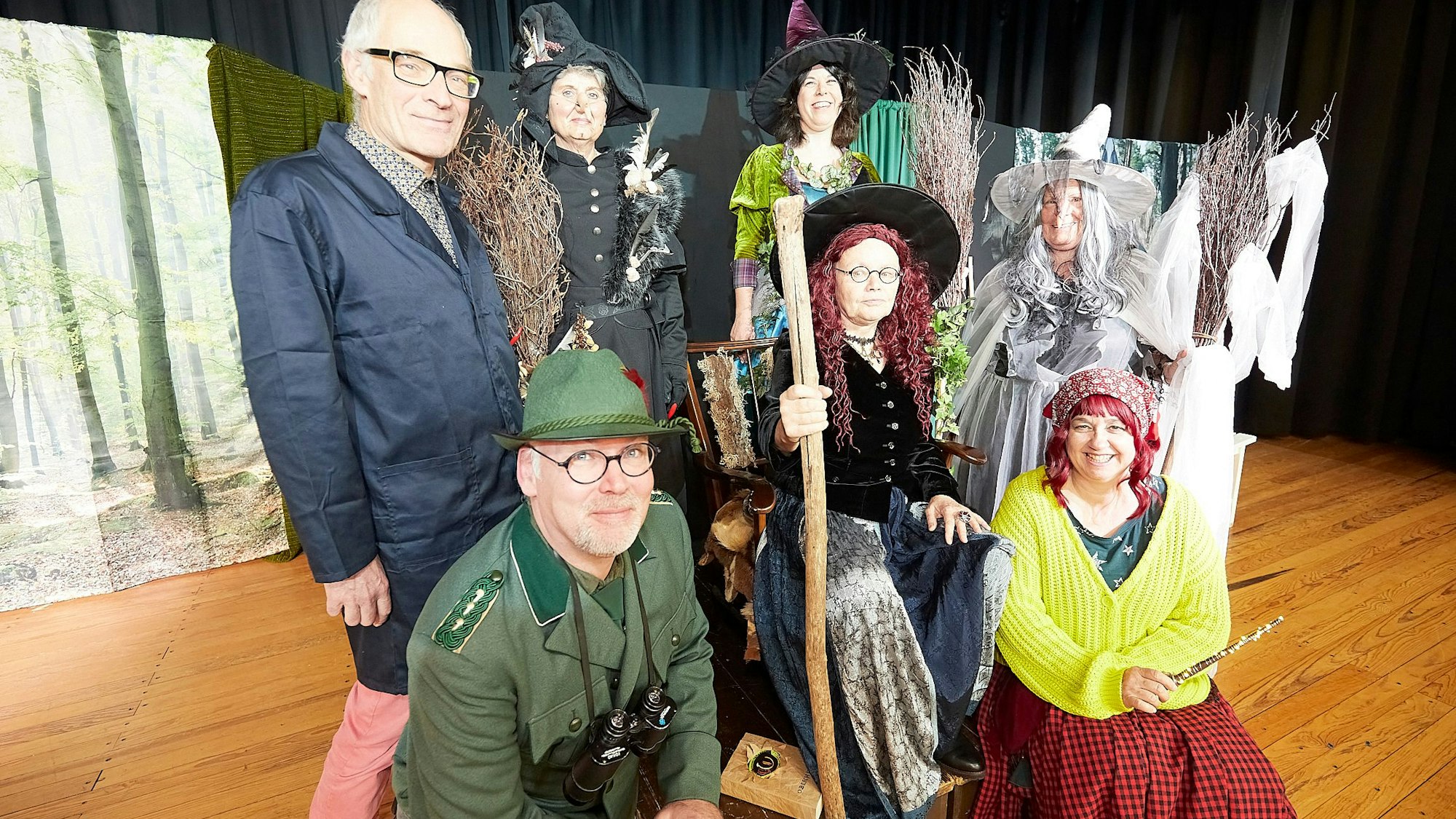 Schauspieler der Theatergruppe „Akteur“ proben in Kostümen für das Stück „Die kleine Hexe“.