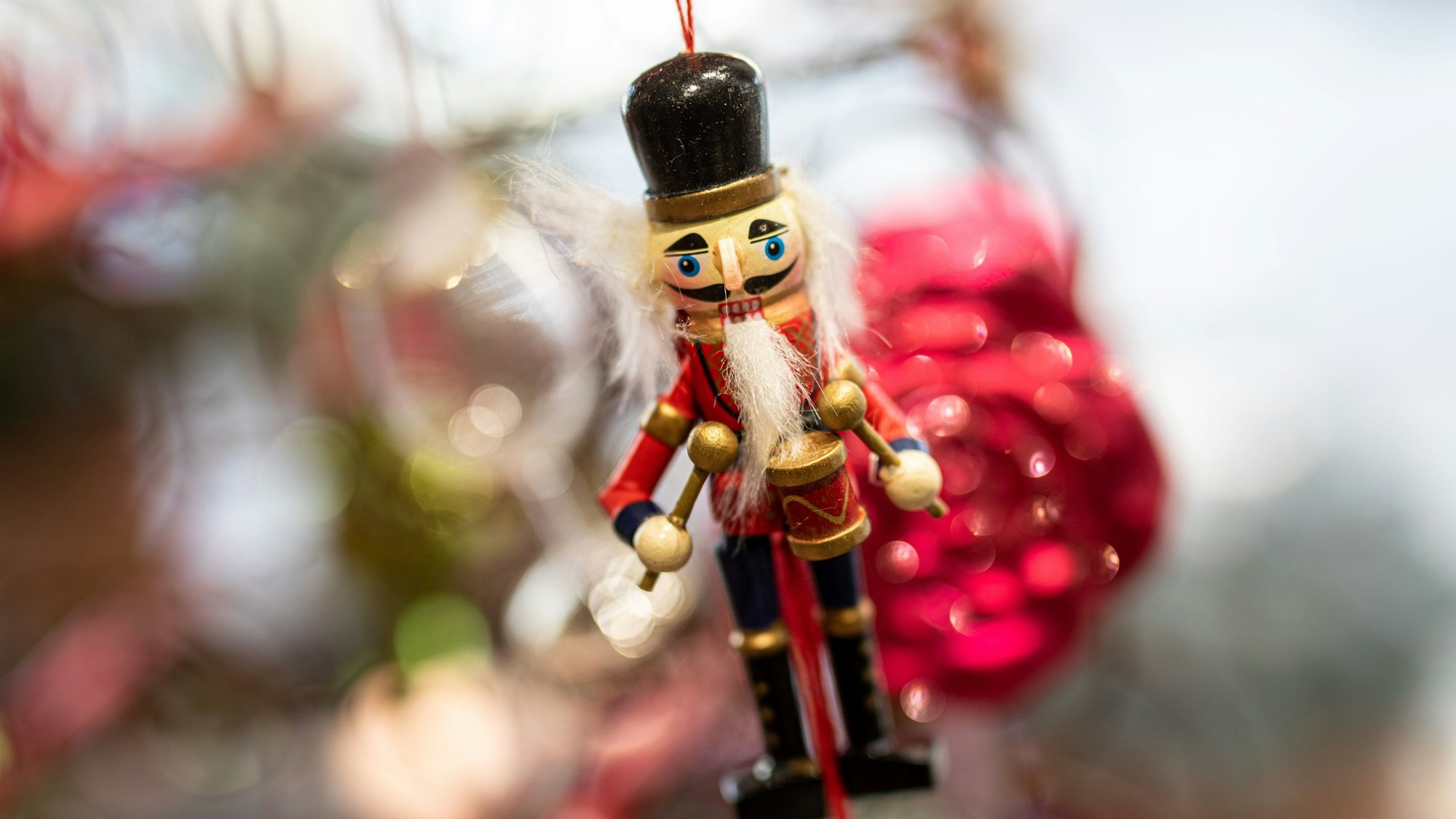 Außergewöhnlicher Christbaumschmuck in Form eines Nussknackers.