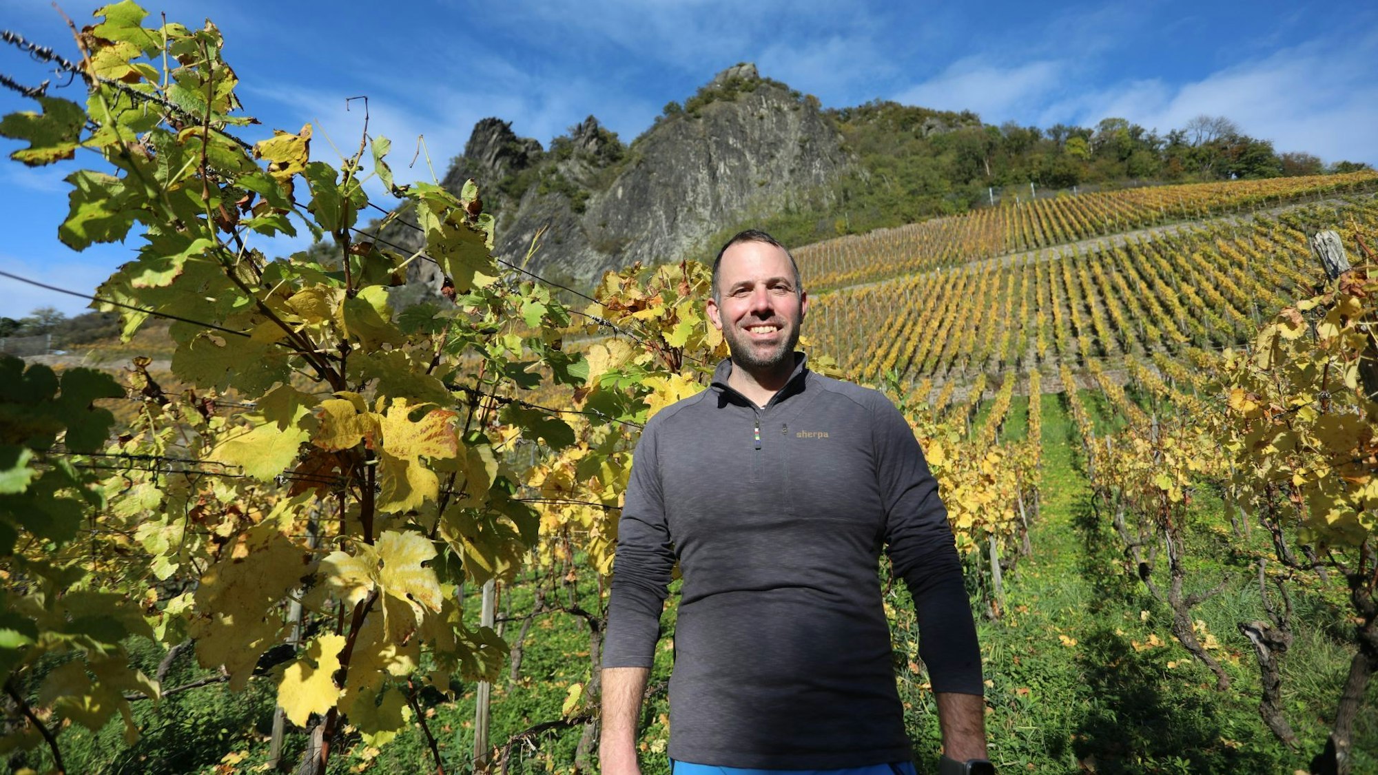 Winzer Felix Pieper steht vor einem seiner Weinhänge im Siebengebirge.