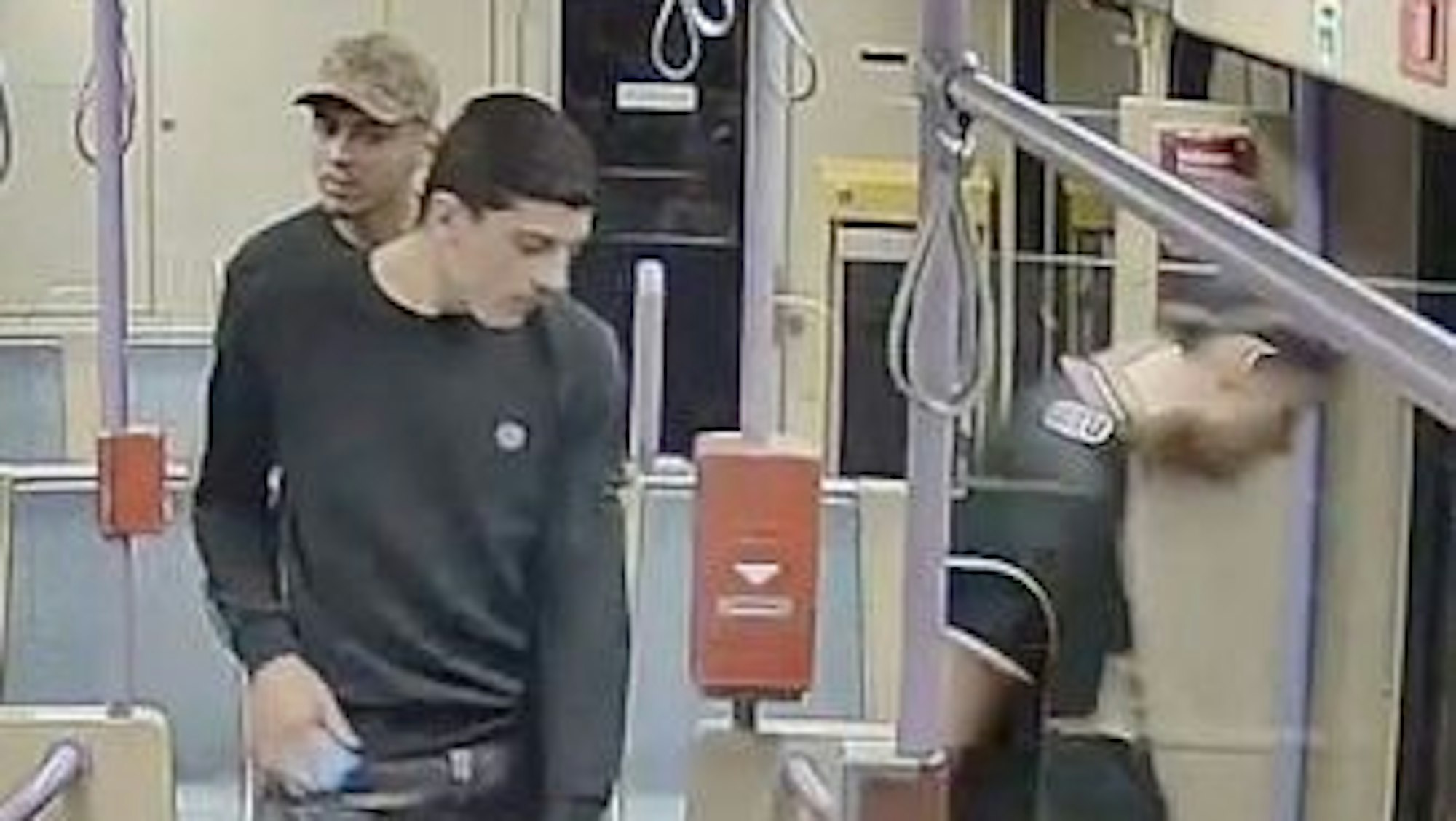 Das Foto zeigt die drei Gesuchten in der Bahn.