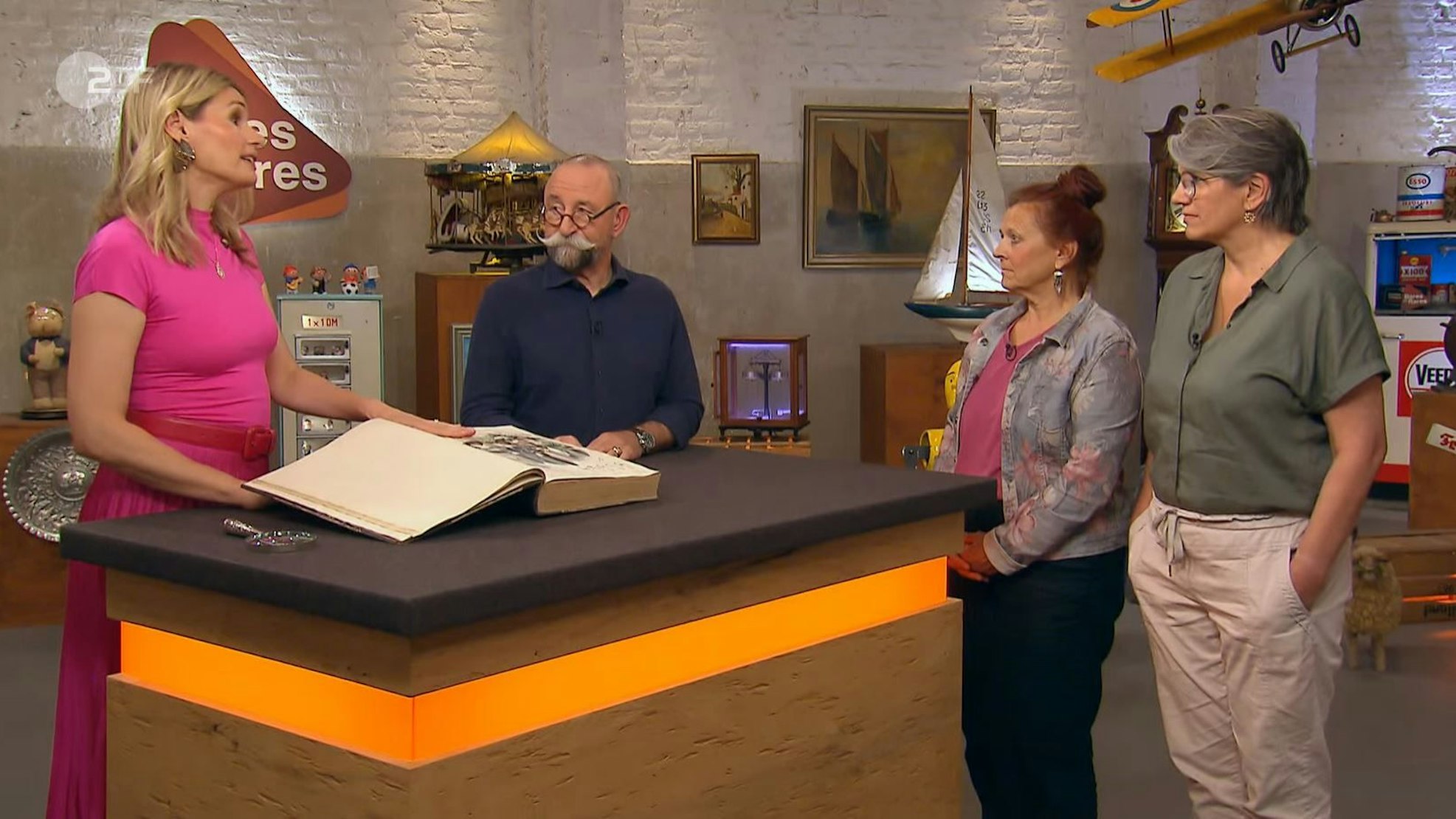 Cordula Paar (v.r.) mit ihrer Freundin Lisa von Reiche, Horst Lichter und Expertin Bianca Berding bei „Bares für Rares“.