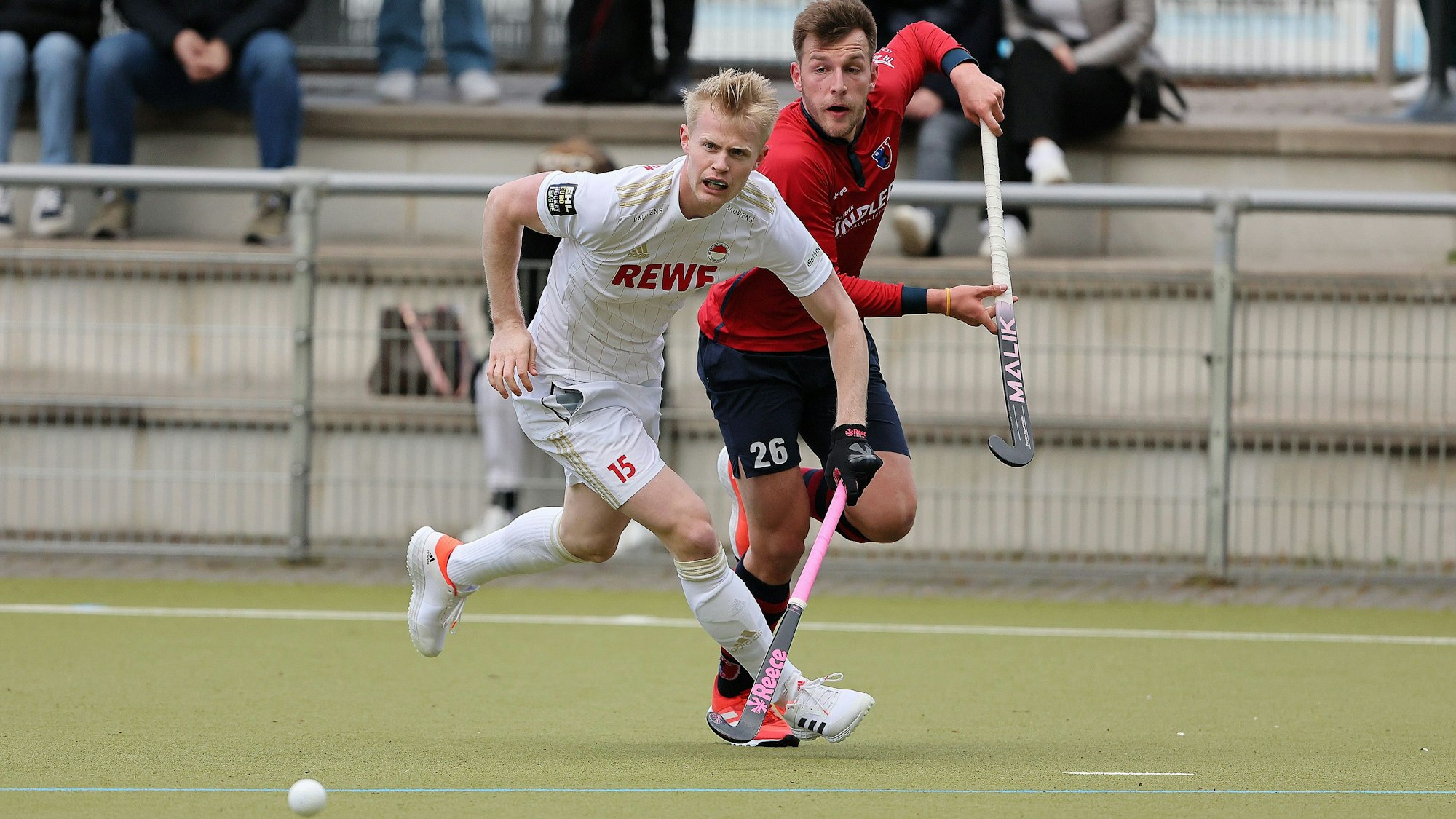 Rot-Weiss Köln vs. Berliner HC, 1.Hockey Bundesliga Herren, von links: Tom Grambusch (RW), Florian Sperling (BHC), , 09.04.2022, Bild: Herbert Bucco