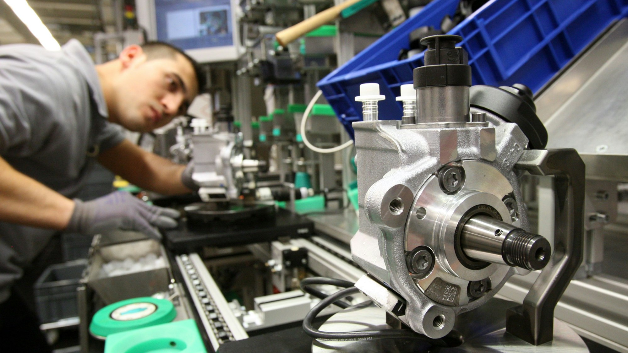 Ein Mitarbeiter des Automobilzulieferers und Industriekonzerns Bosch fertigt im Werk Stuttgart-Feuerbach Dieseleinspritzpumpen der neuesten Generation